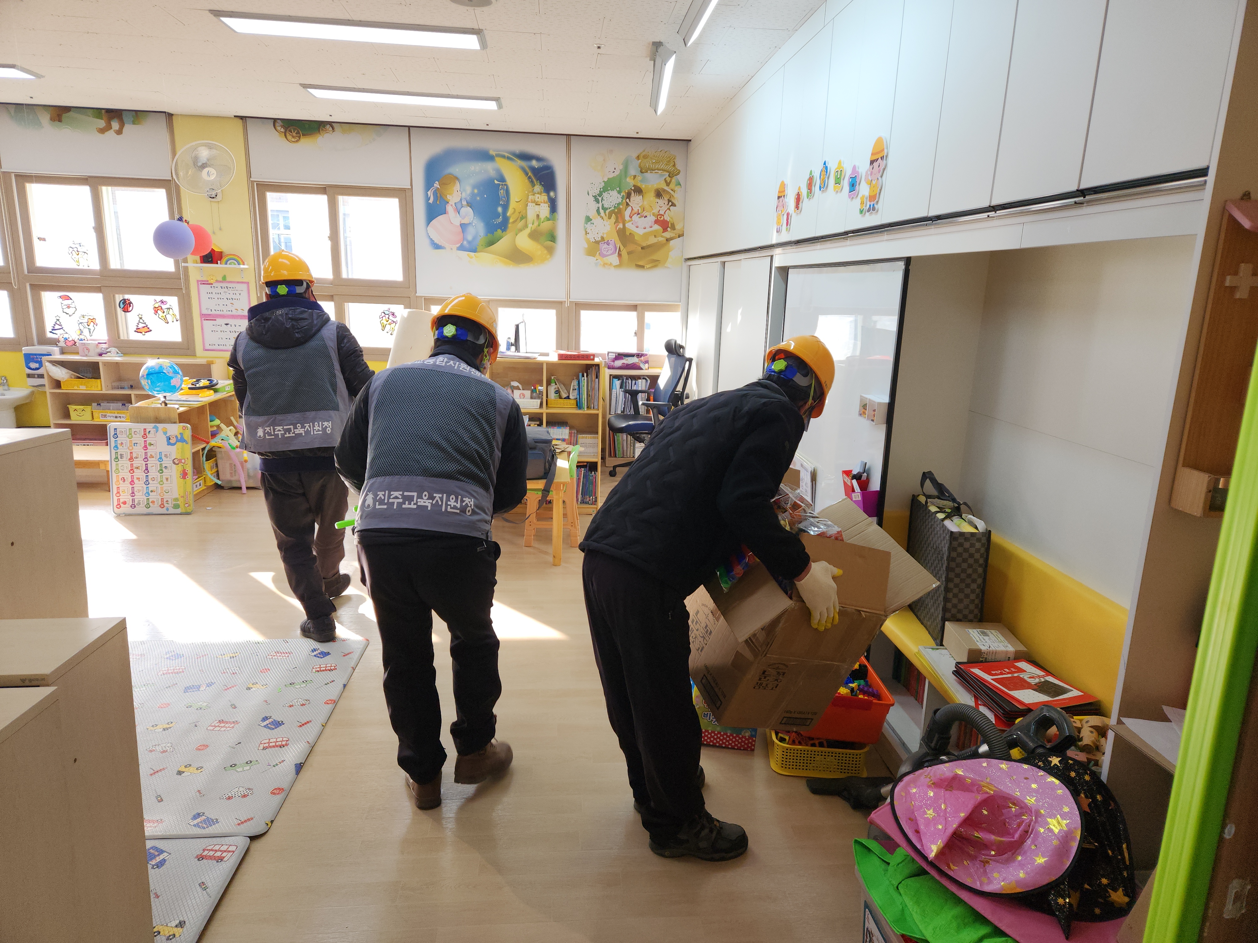 진주교육지원청, 겨울방학 학교시설지원으로 새학년 지원 출발 - 관련이미지1