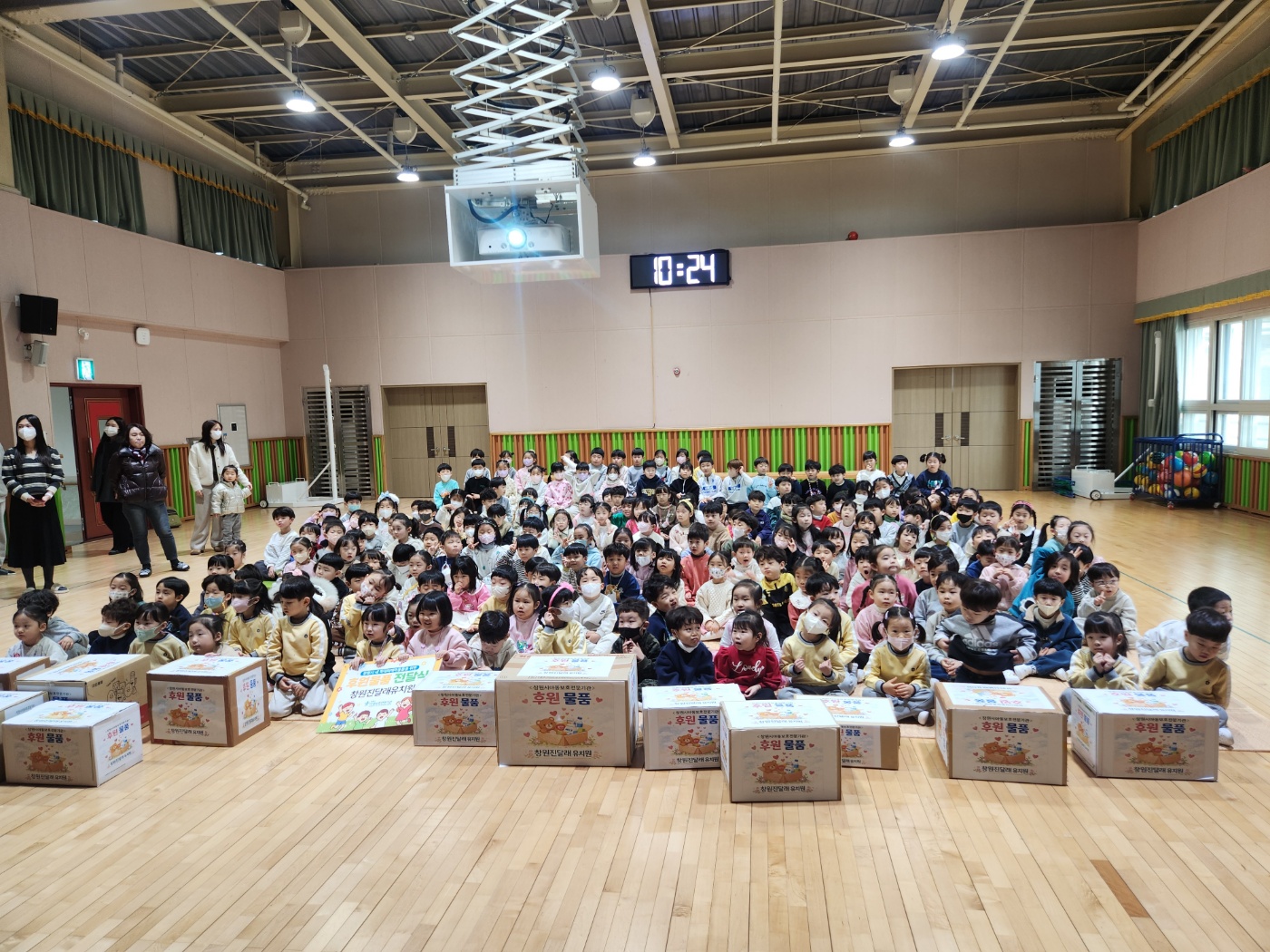 창원진달래유치원, ‘우리가 함께 그린(Green) 프리마켓’수익금으로  창원시아동보호전문기관 후원 물품 전달 - 관련이미지3