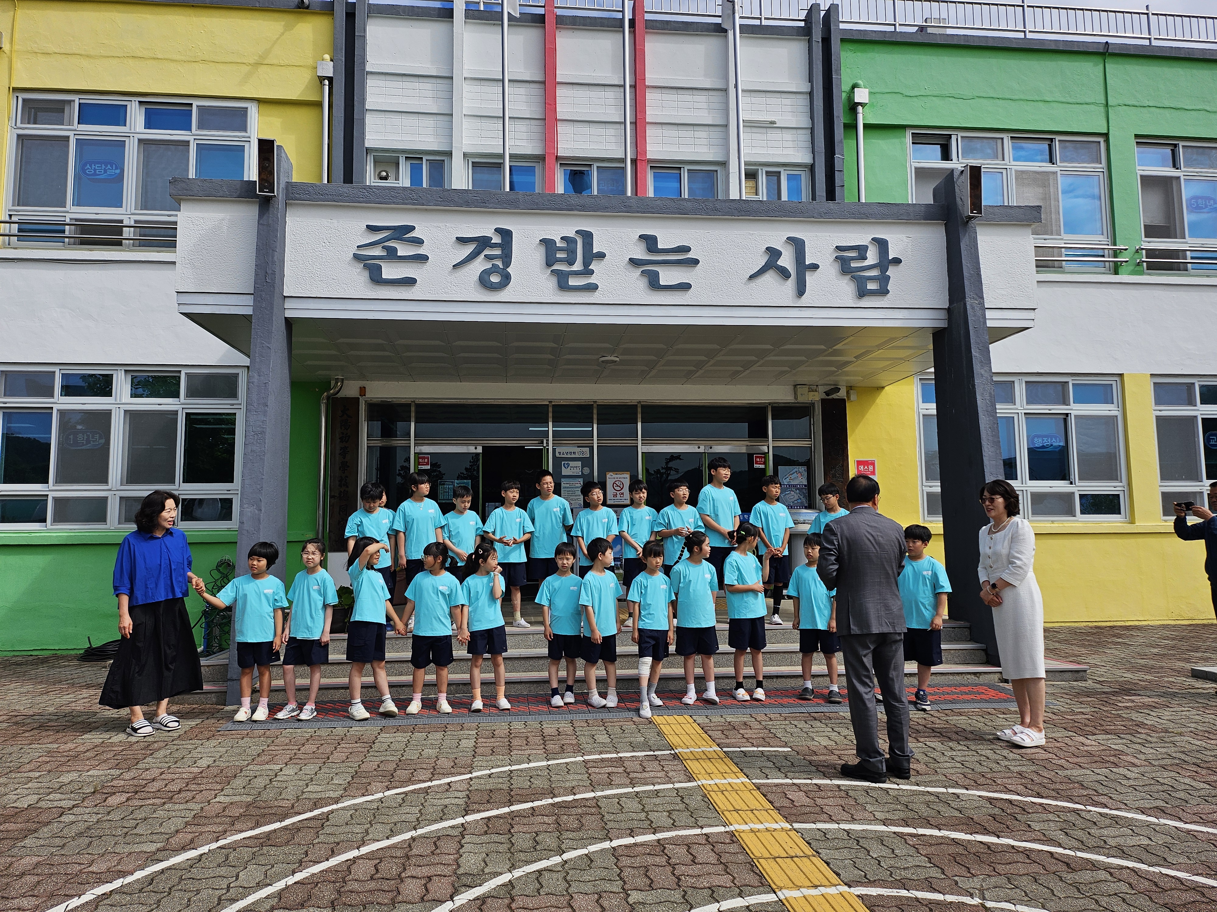 대양초, 30년 넘게 이어진 모교 사랑..윤재호 위원장, 대양초 전교생에게 단체복 선물 - 관련이미지3