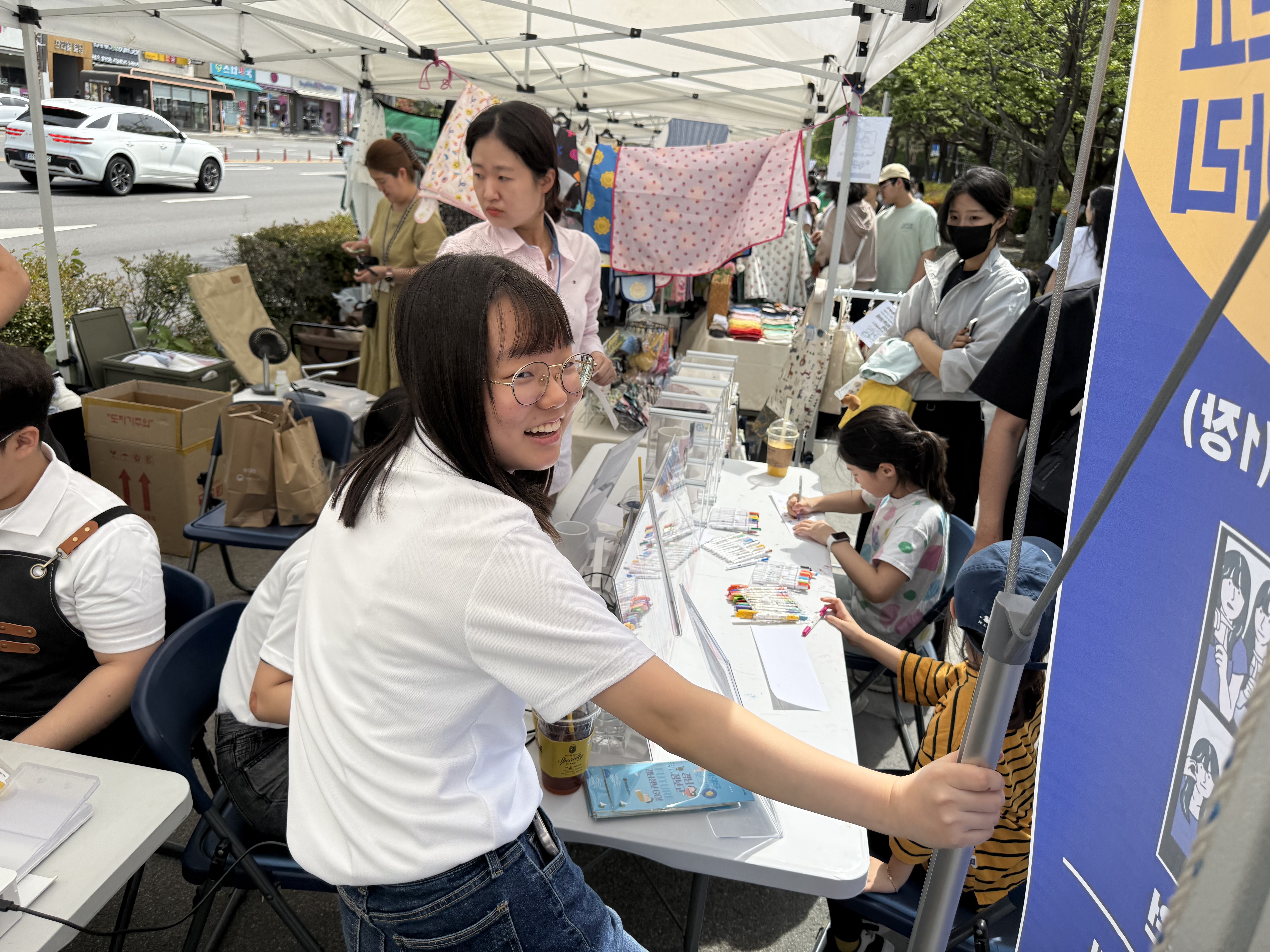 경남정보고, 진주 볼레로 거리서 실무체험 행사… 커스텀 머그컵·인생네컷 ‘완판’ 성황 - 관련이미지2