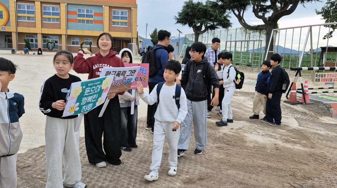하동 갈육초, 민주적 학교문화 조성을 위한‘행복한 아침맞이 활동’실시 - 관련이미지3