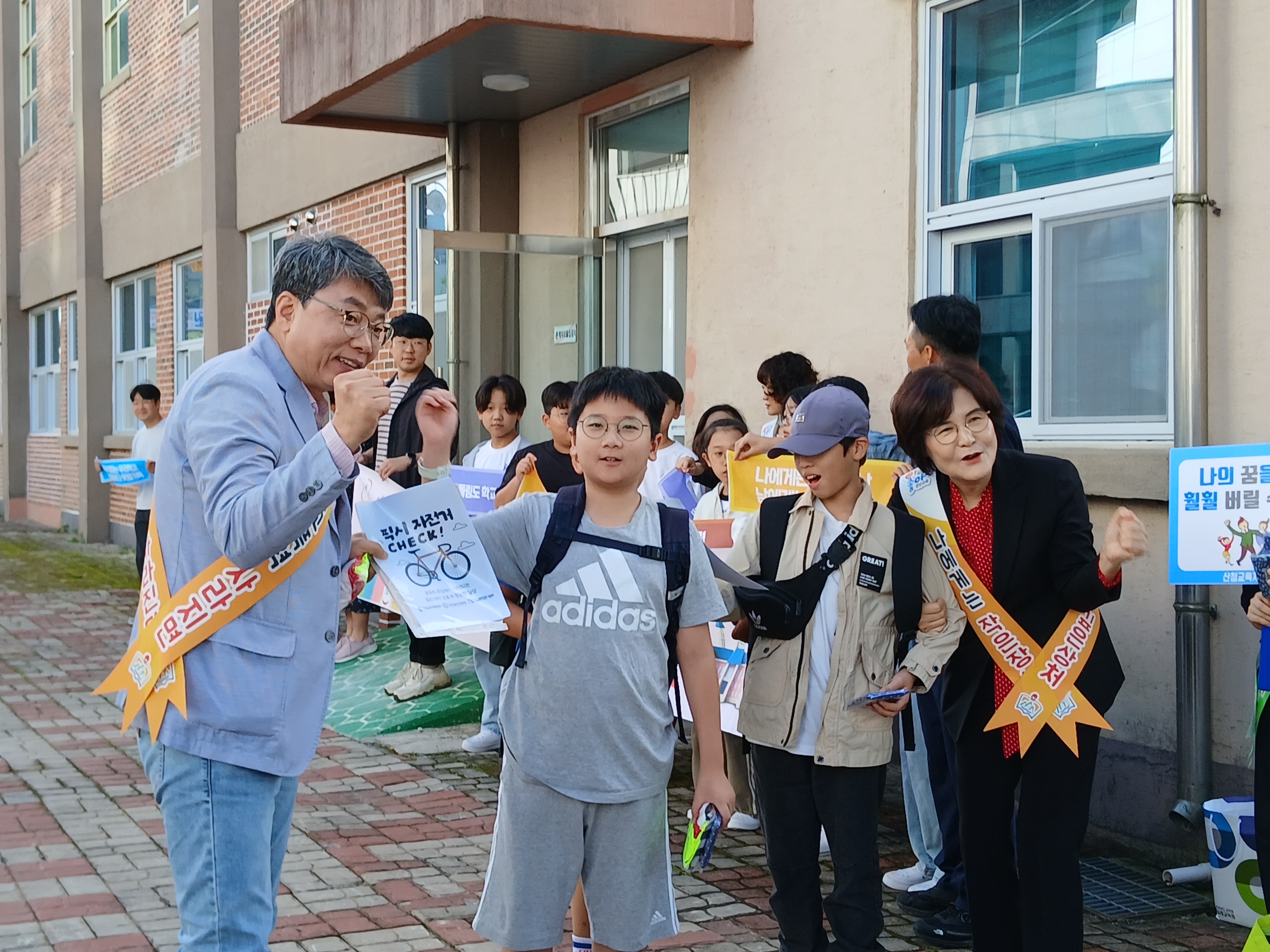 산청교육지원청, 등굣길서 ‘학교폭력 예방·교통안전’ 두 마리 토끼 잡다 - 관련이미지2