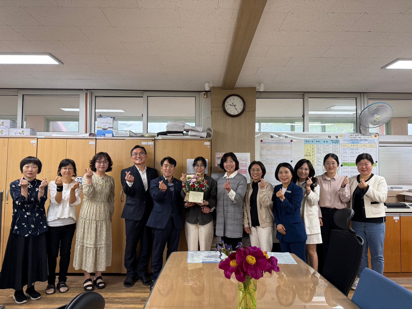 사천교육지원청, 스승의 날 맞아 ‘사랑과 존경의 꽃바구니’ 전달  - 관련이미지1