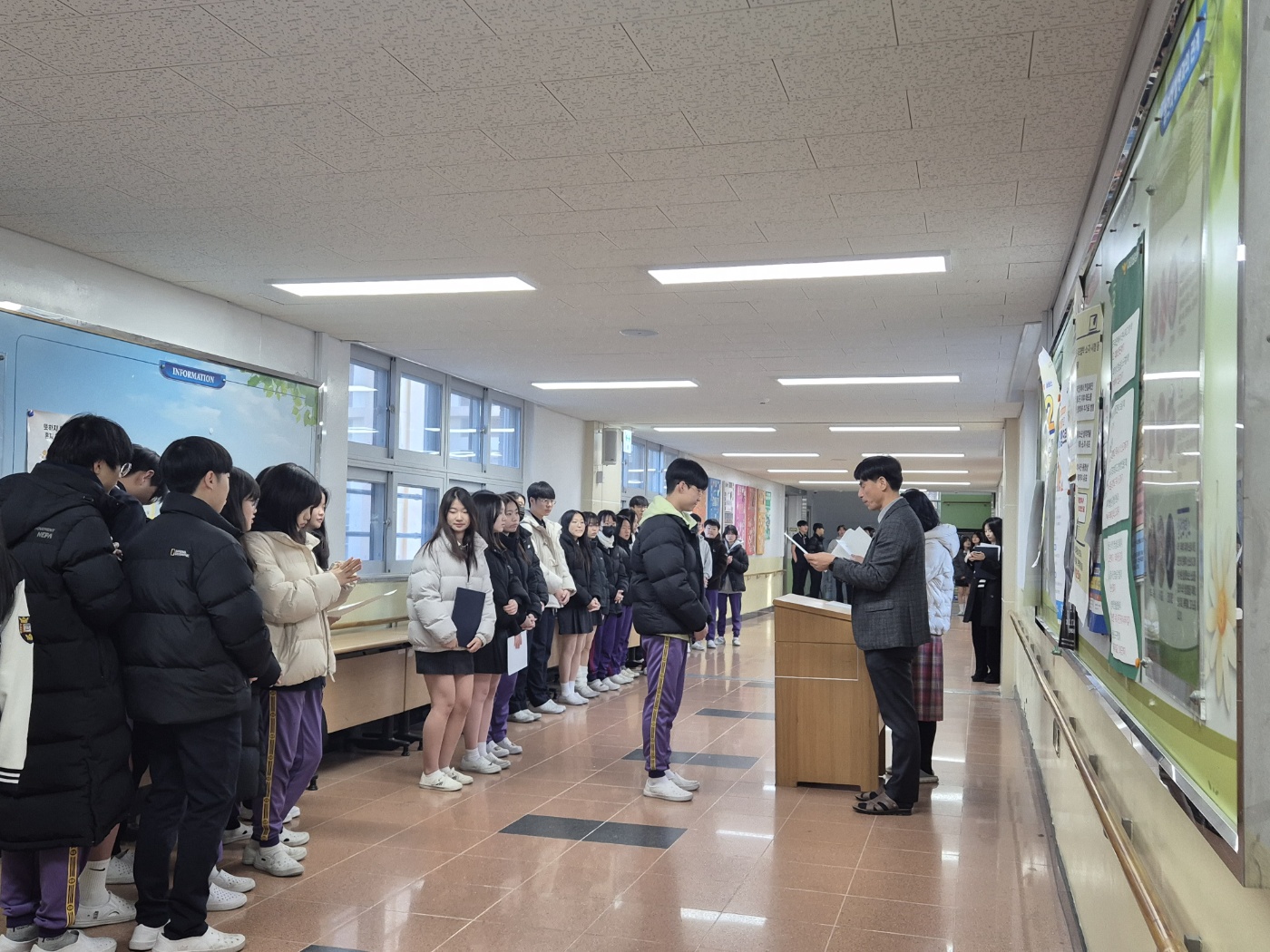 사파중학교, 지역연계 장학금 34명, 입학 축하 도서 110권 증정 - 관련이미지1