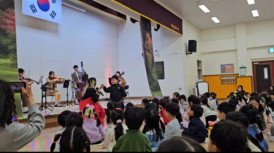 무동꿈유치원, 지역사회연계 문화예술공연 관람  ‘문화예술공연과 함께 한 이색적인 개학식‘  - 관련이미지3