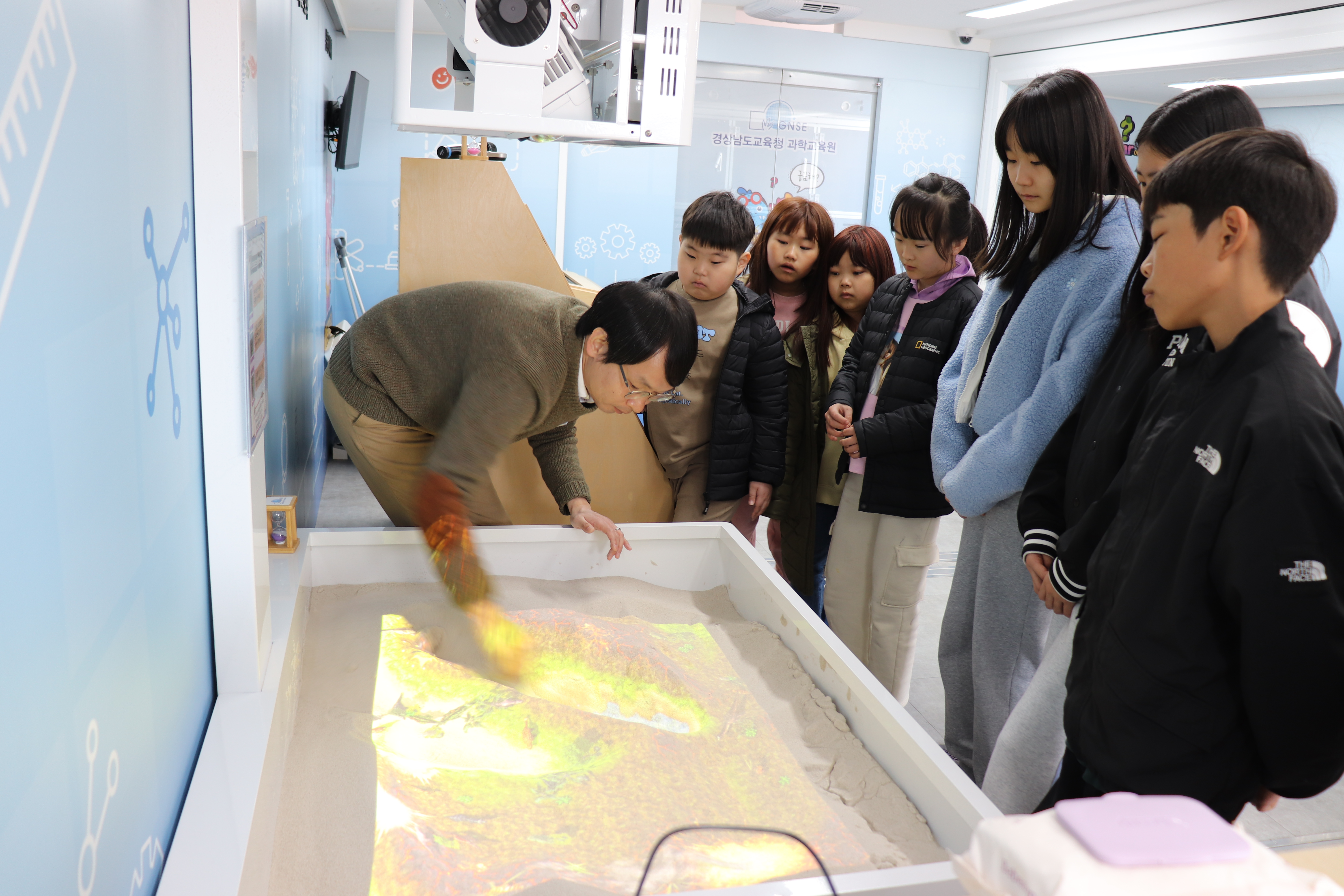 경남과학교육원, 2025년 이동과학관 ‘알아보카’ 첫 운행 - 관련이미지2