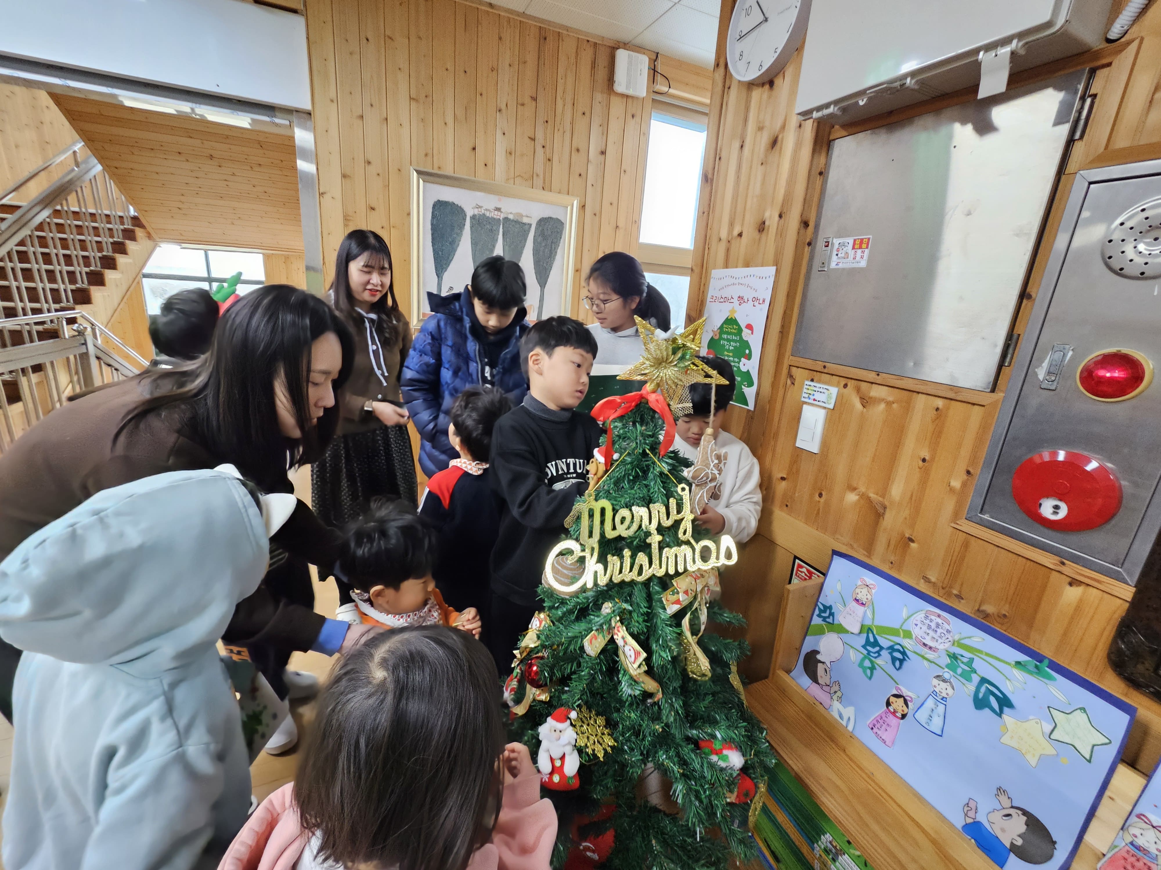 백전초, 학생자치회와 함께한 ‘크리스마스 체험’으로 학교에 설렘 가득 - 관련이미지1