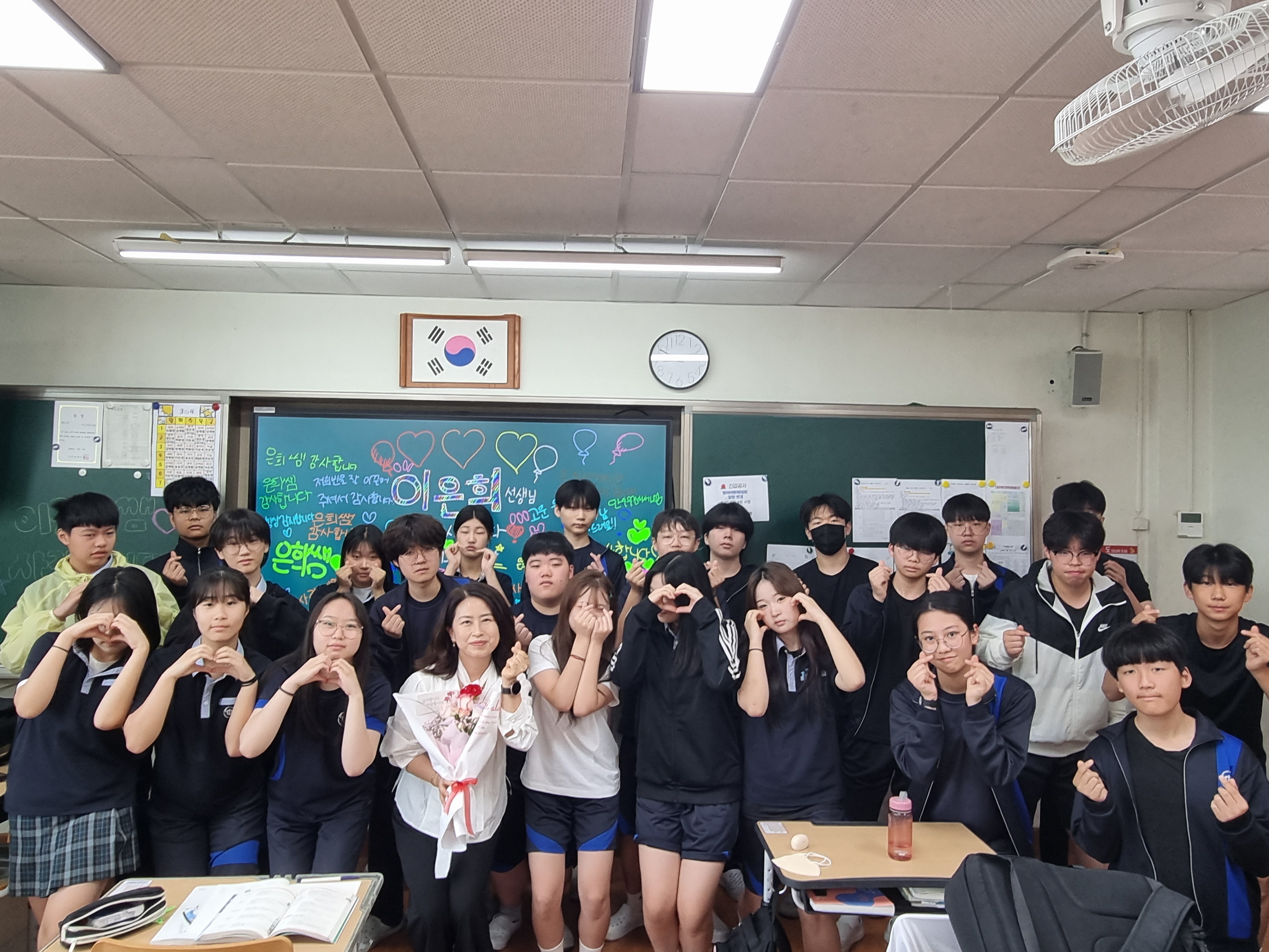 “카네이션 대신 ‘AI·디지털 기술’들었다” … 신어중, 스승의 날의 새로운 풍경 - 관련이미지2