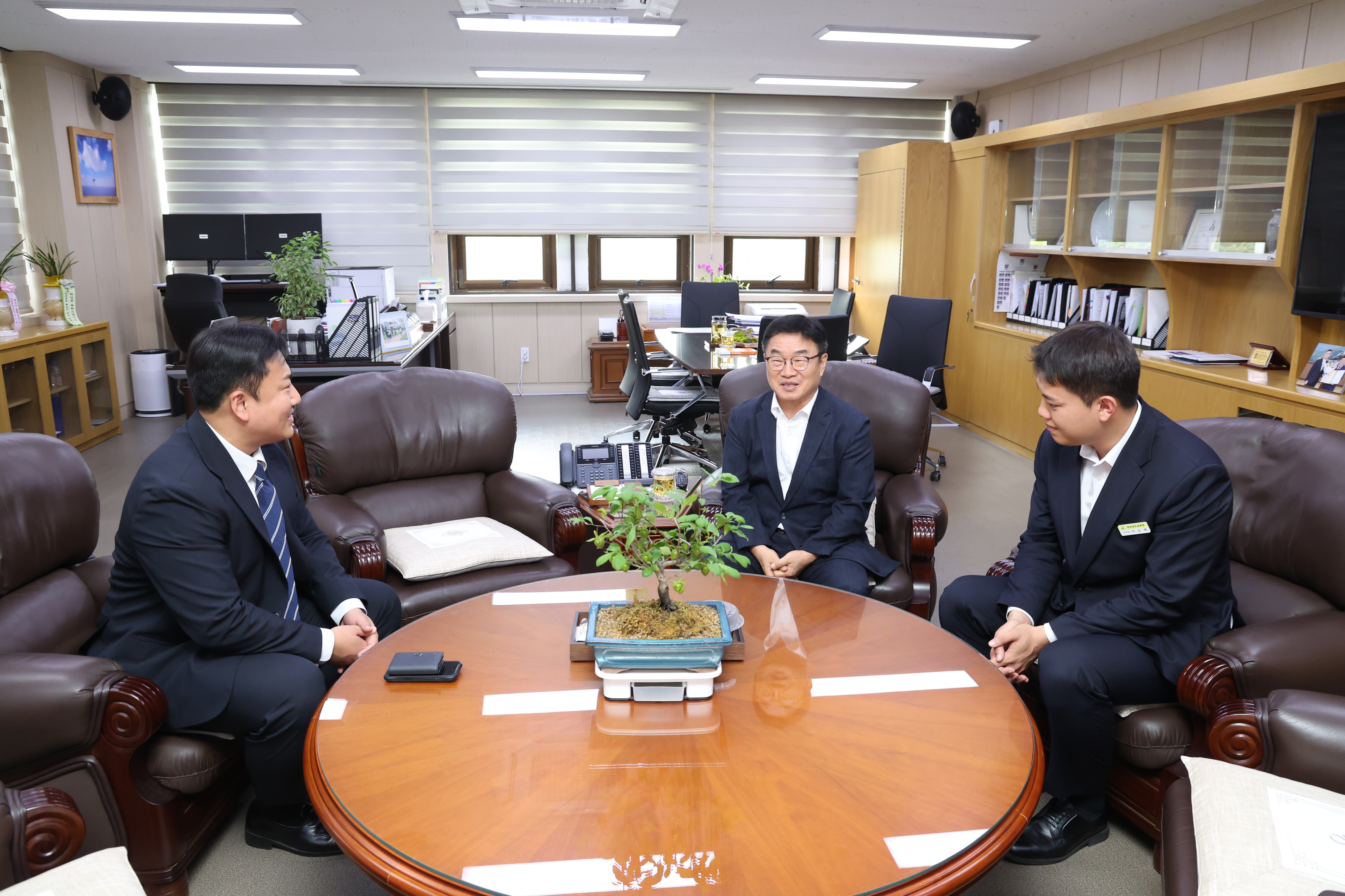 경남교육청 권순기 교육감 수행비서 이승혁, 흉기 난동 막고 받은 포상금 전액 학교에 기부 - 관련이미지2
