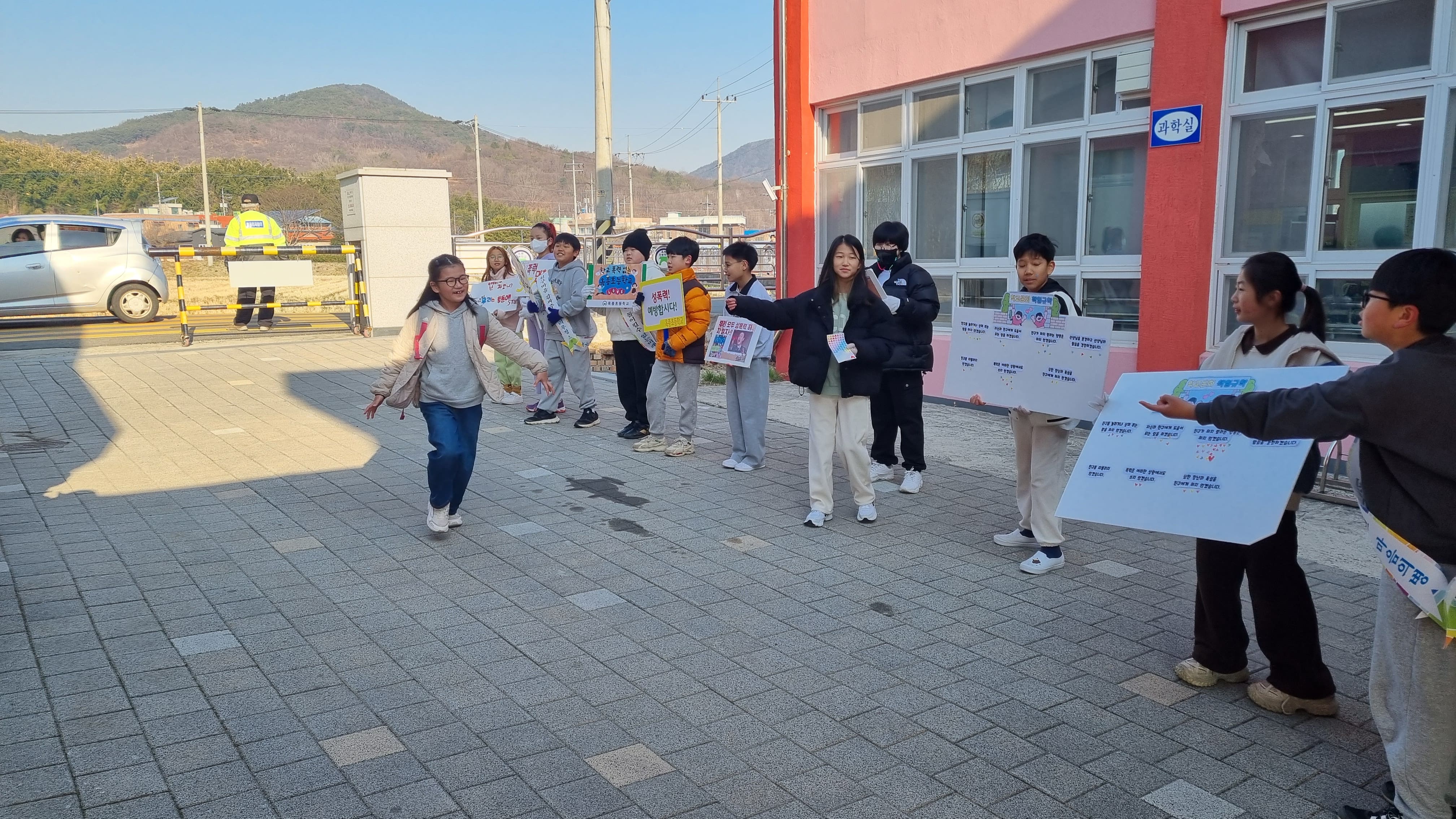 옥종초, 학생들의 열정으로 채워진 학교폭력예방 캠페인 - 관련이미지1