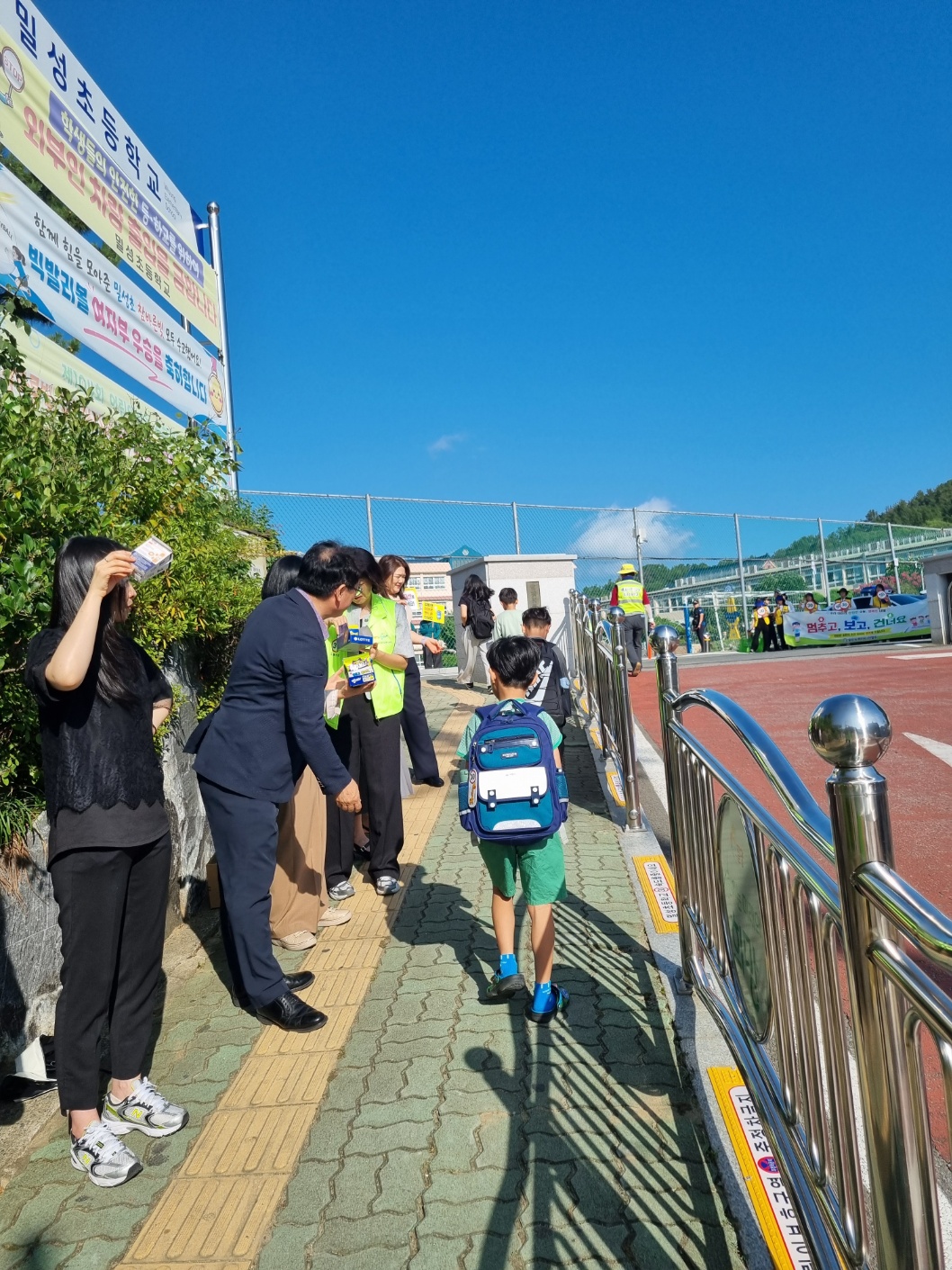 밀양교육지원청, 2학기 개학기 교통안전 및 흡연예방 캠페인 실시 - 관련이미지2