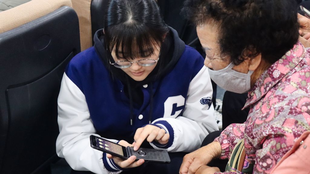 창선고, 노인대학과 함께하는 디지털 배움 동행 - 관련이미지1