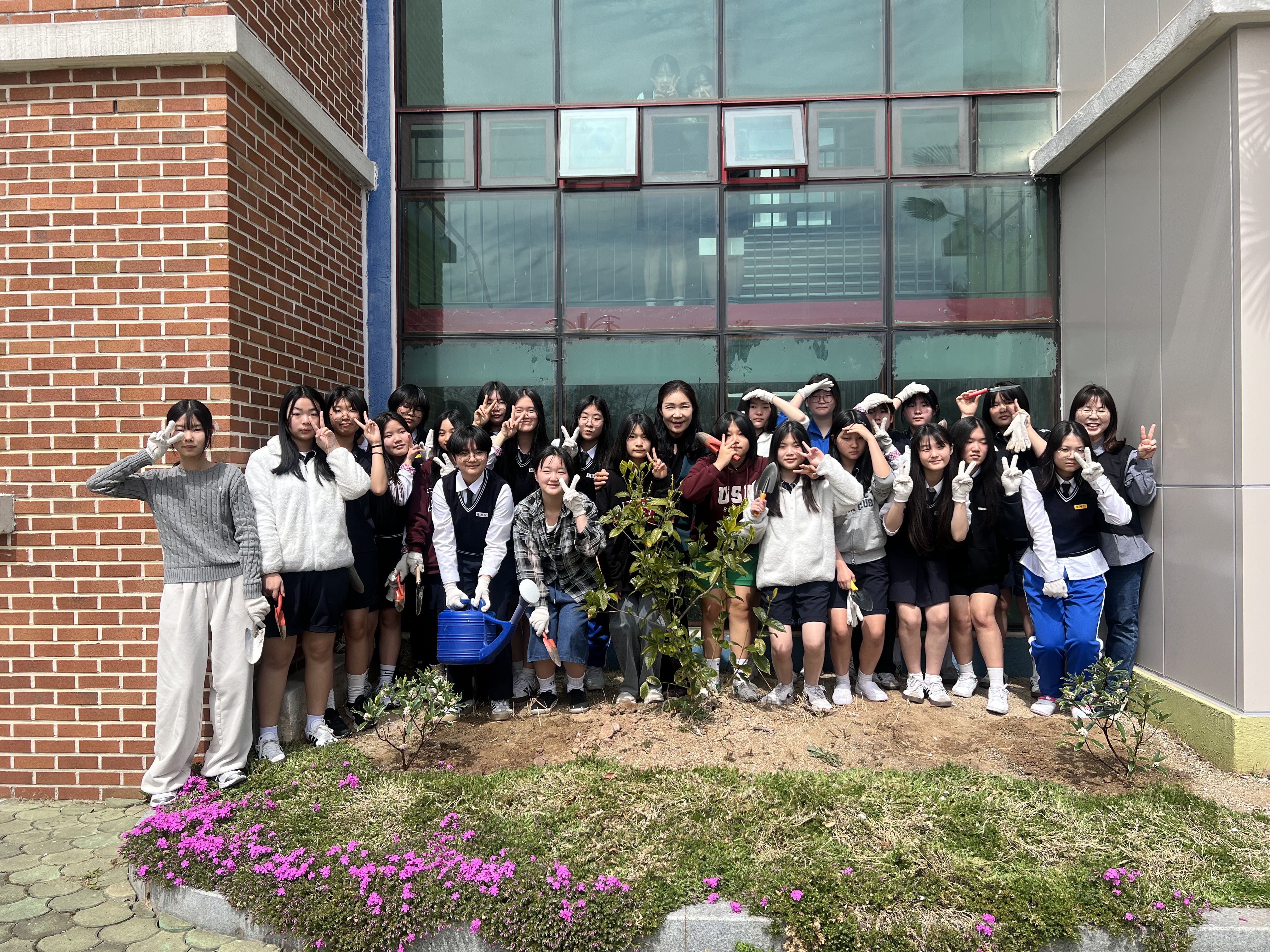 사천여중, 제81회 식목일 기념 ‘천리향’ 나무 심기 행사 개최 - 관련이미지3
