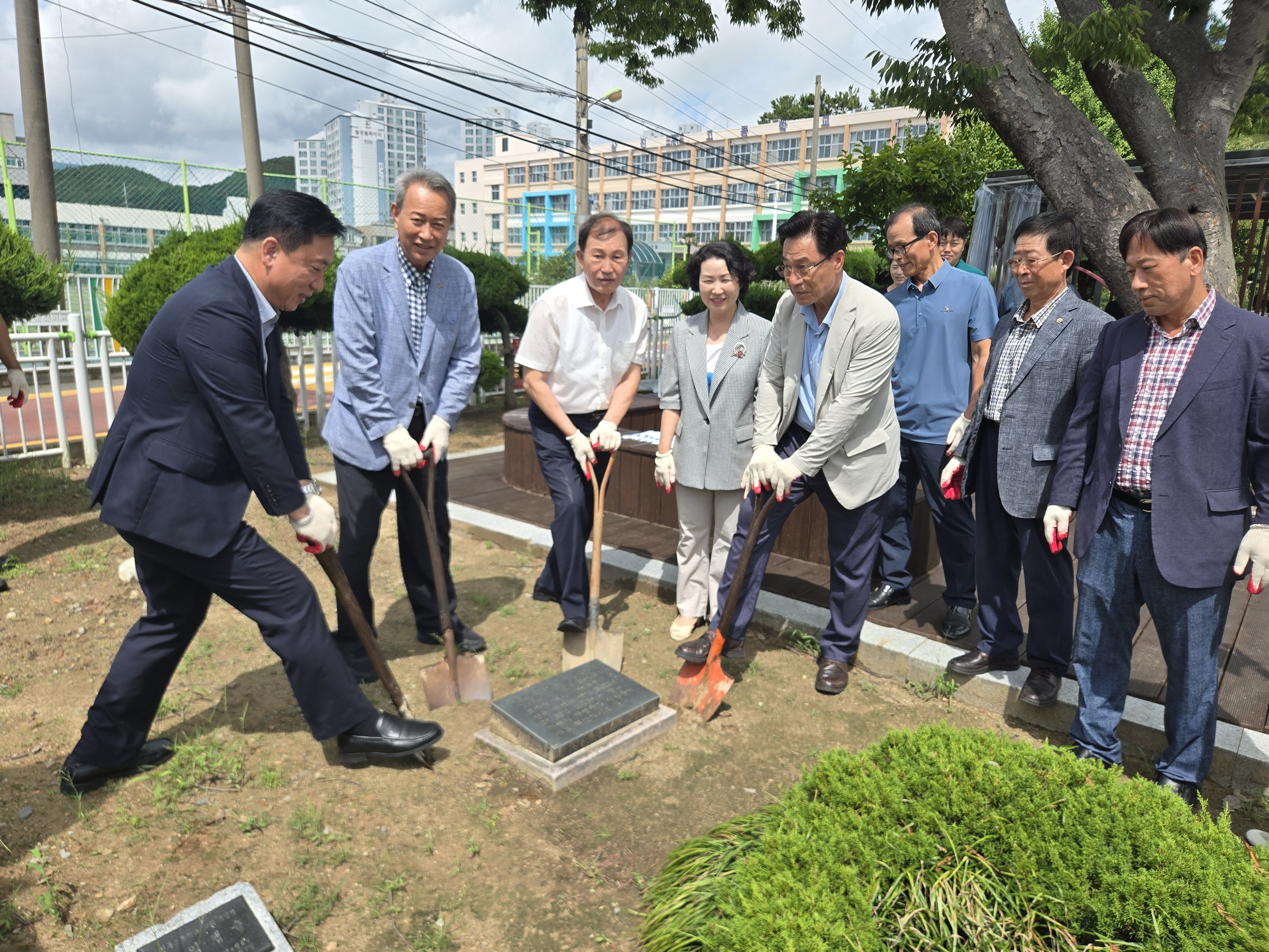 25년 전 품었던 꿈, 드디어 세상 밖으로… 진동초, 타임캡슐 개봉 행사 개최 - 관련이미지1