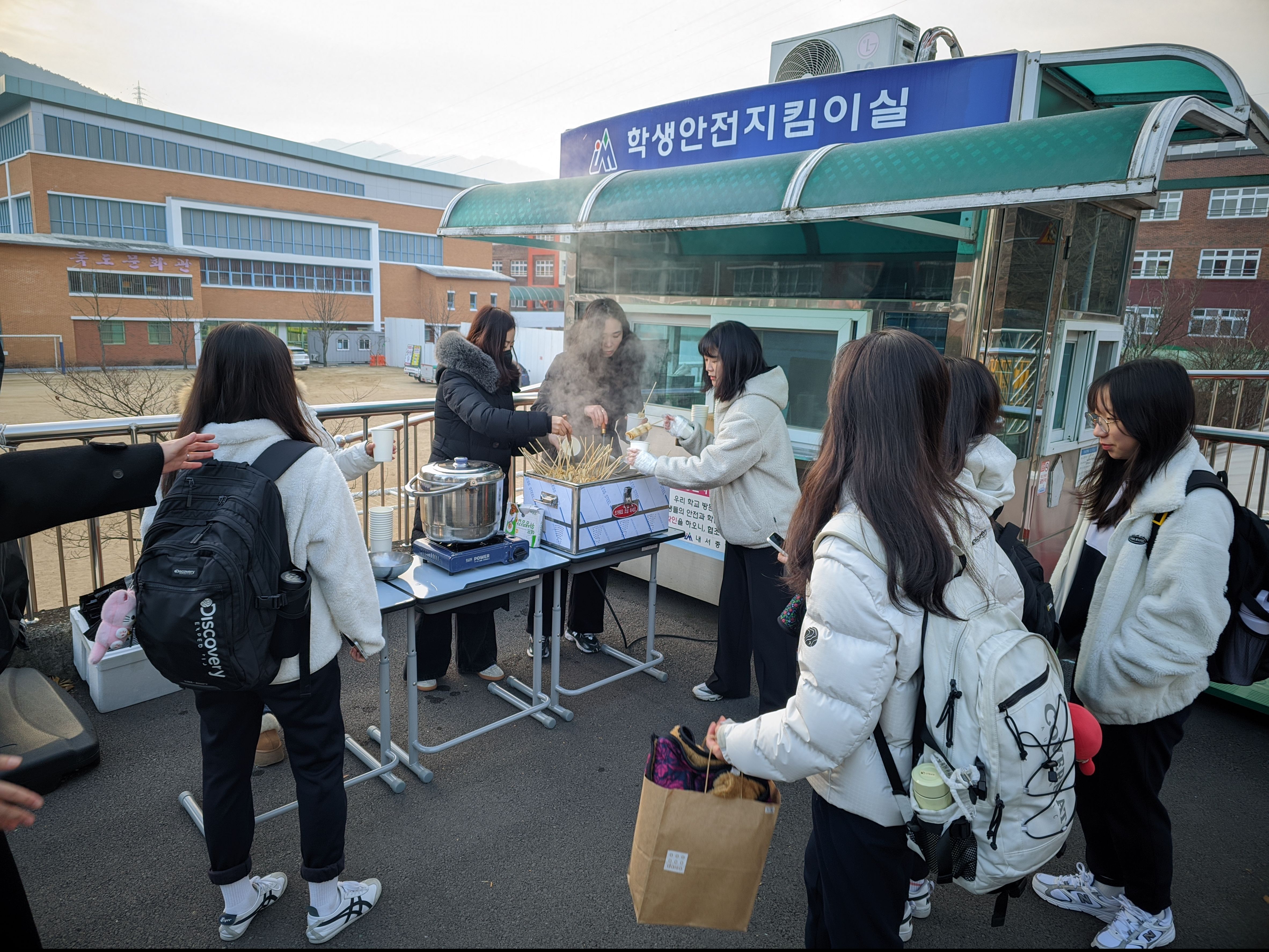 내서중, 온기나눔데이로 따뜻한 마음 전하기 - 관련이미지3