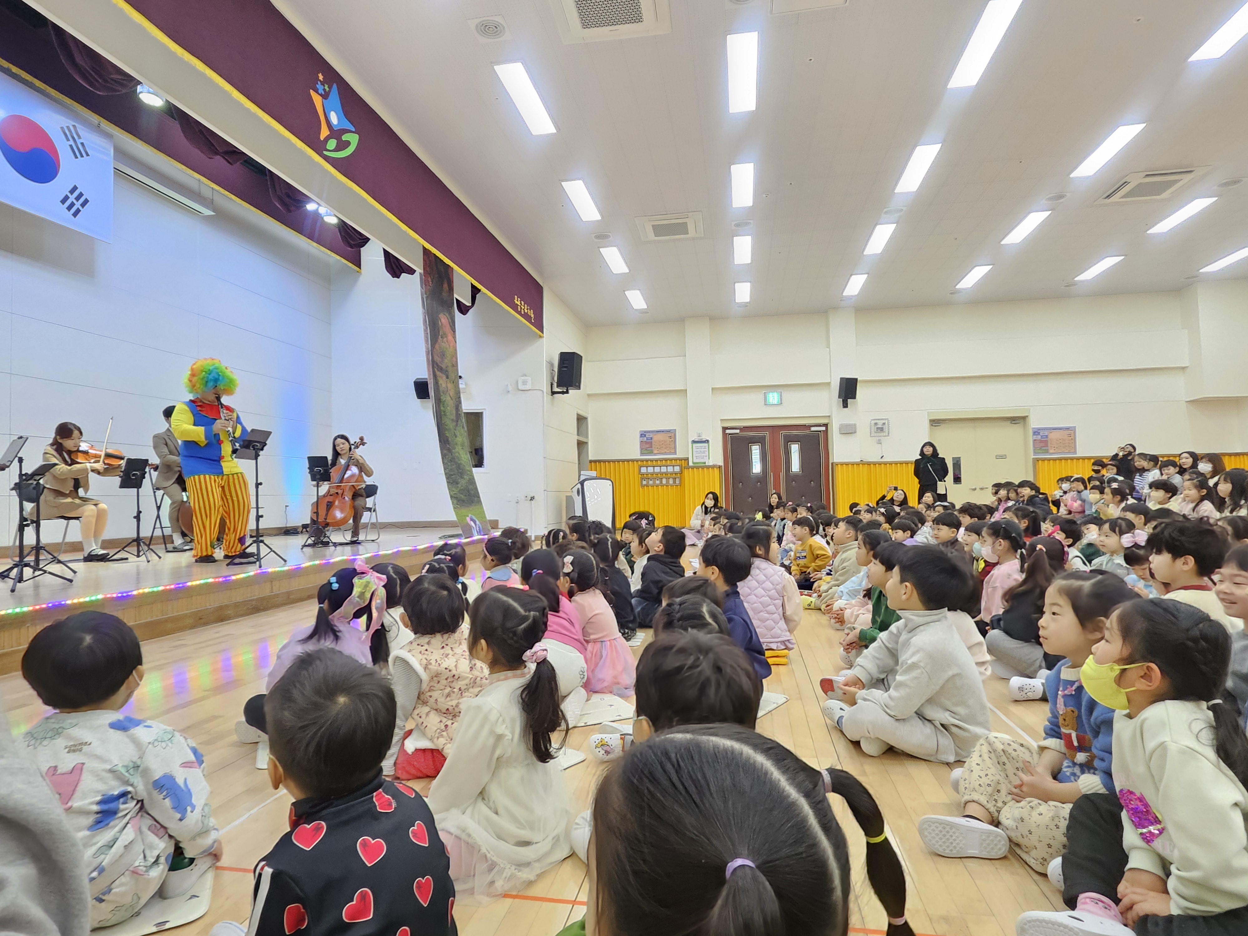 무동꿈유치원, 지역사회연계 문화예술공연 관람  ‘문화예술공연과 함께 한 이색적인 개학식‘  - 관련이미지1