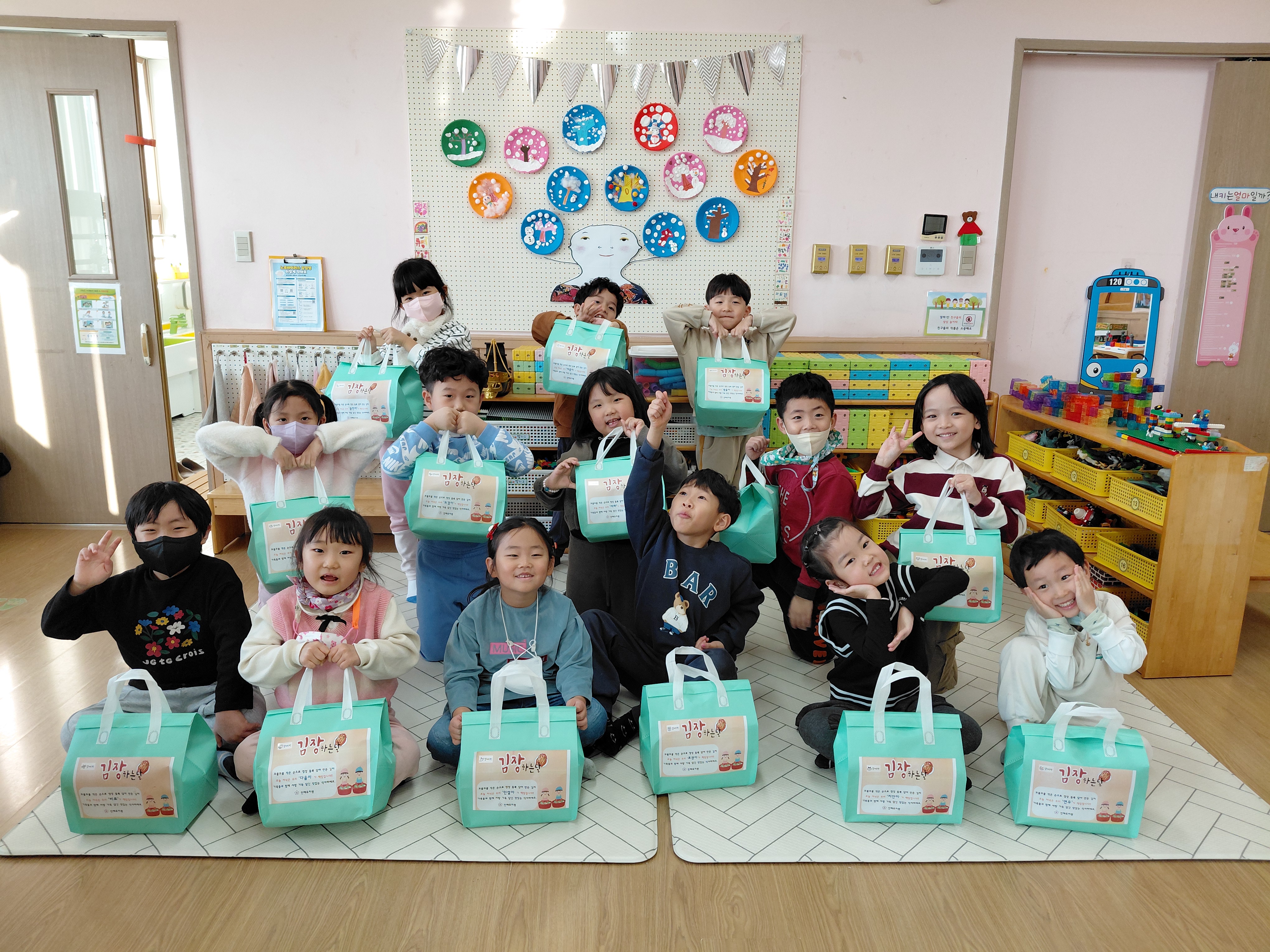 진해유치원, 전통을 맛보고 나눔을 실천하는  ‘김장 담그기’ - 관련이미지3