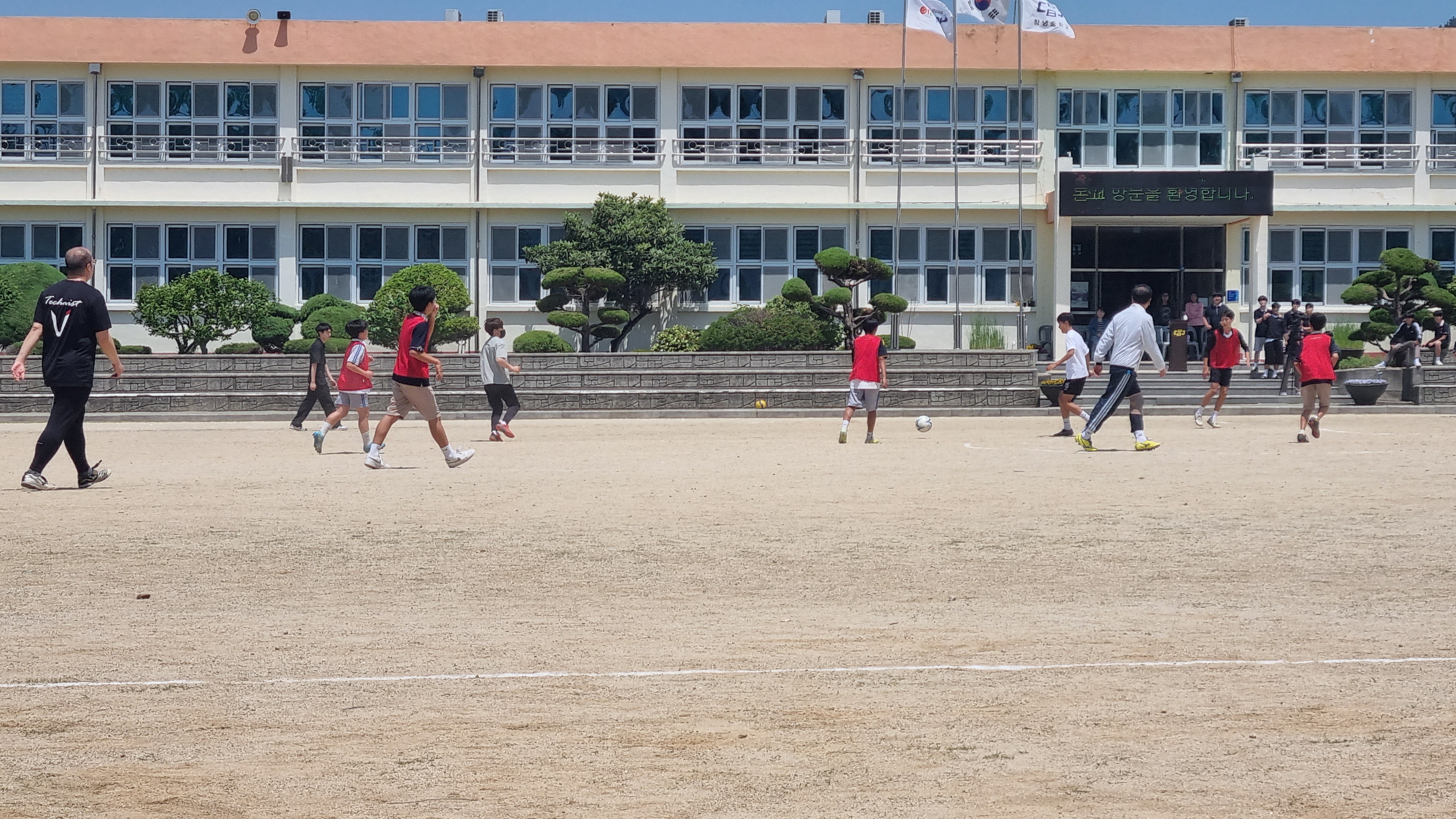 창녕중, 사제 동행 축구 경기 및 감사 행사 실시: 사제동행 실천한 창녕중, 웃음과 존중으로 채운 스승의 날 - 관련이미지1