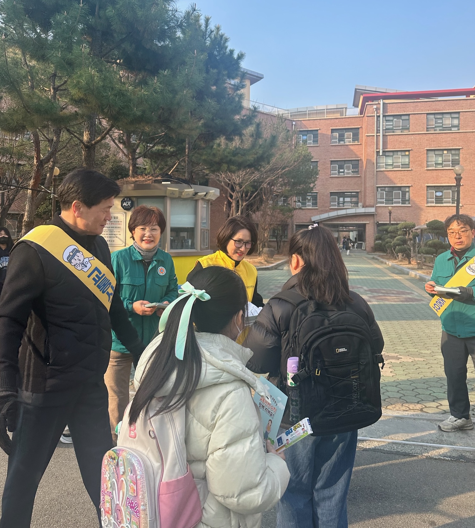 밀양교육지원청, 개학기 어린이 교통안전 캠페인 실시   멈추고 살피고 교통사고 ZERO! 통학로 안전문화 확산! - 관련이미지2