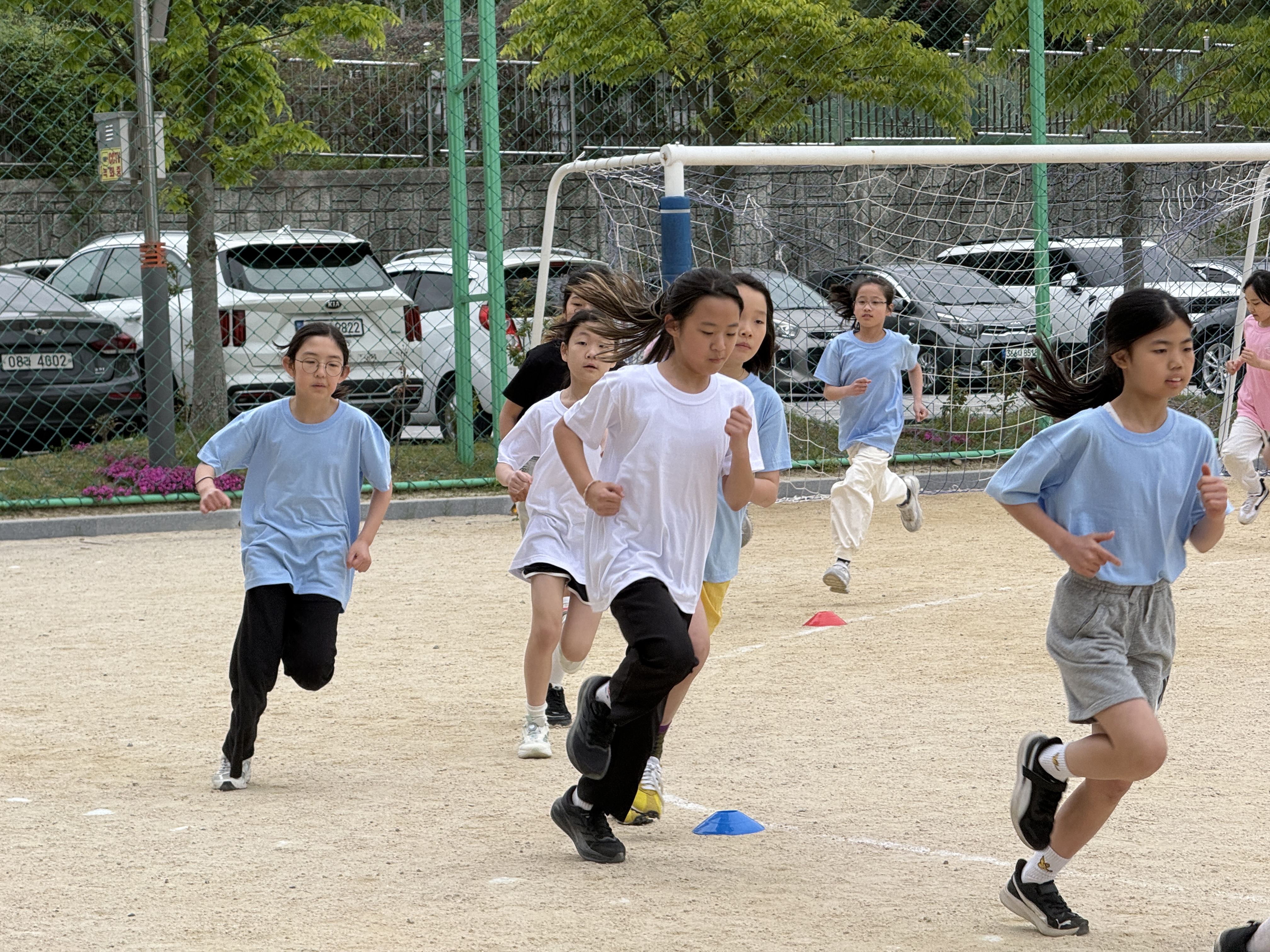 거제양정초,‘함께하는 질주’2026학년도 교내육상대회 성황리 개최  (건강과 인성을 함께 기르는 체육 축제, 종목별 대회신기록 쏟아져) - 관련이미지2