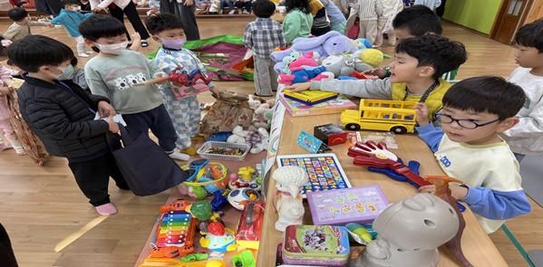 김해율하유치원, 율이와 하이의 사랑나눔데이 실시 - 관련이미지2