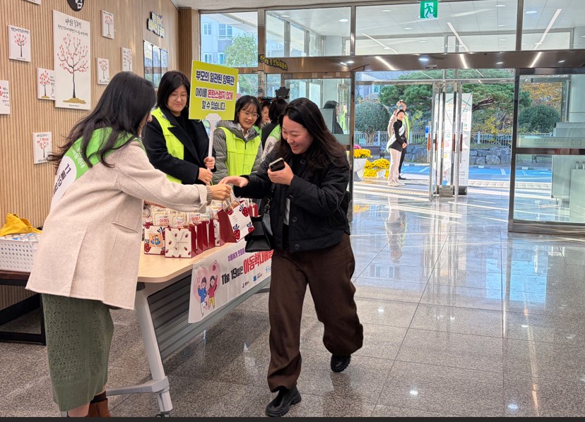 통영교육지원청, 2025. 교육장과 함께하는 출근길 아동학대예방 캠페인 전개 - 관련이미지2