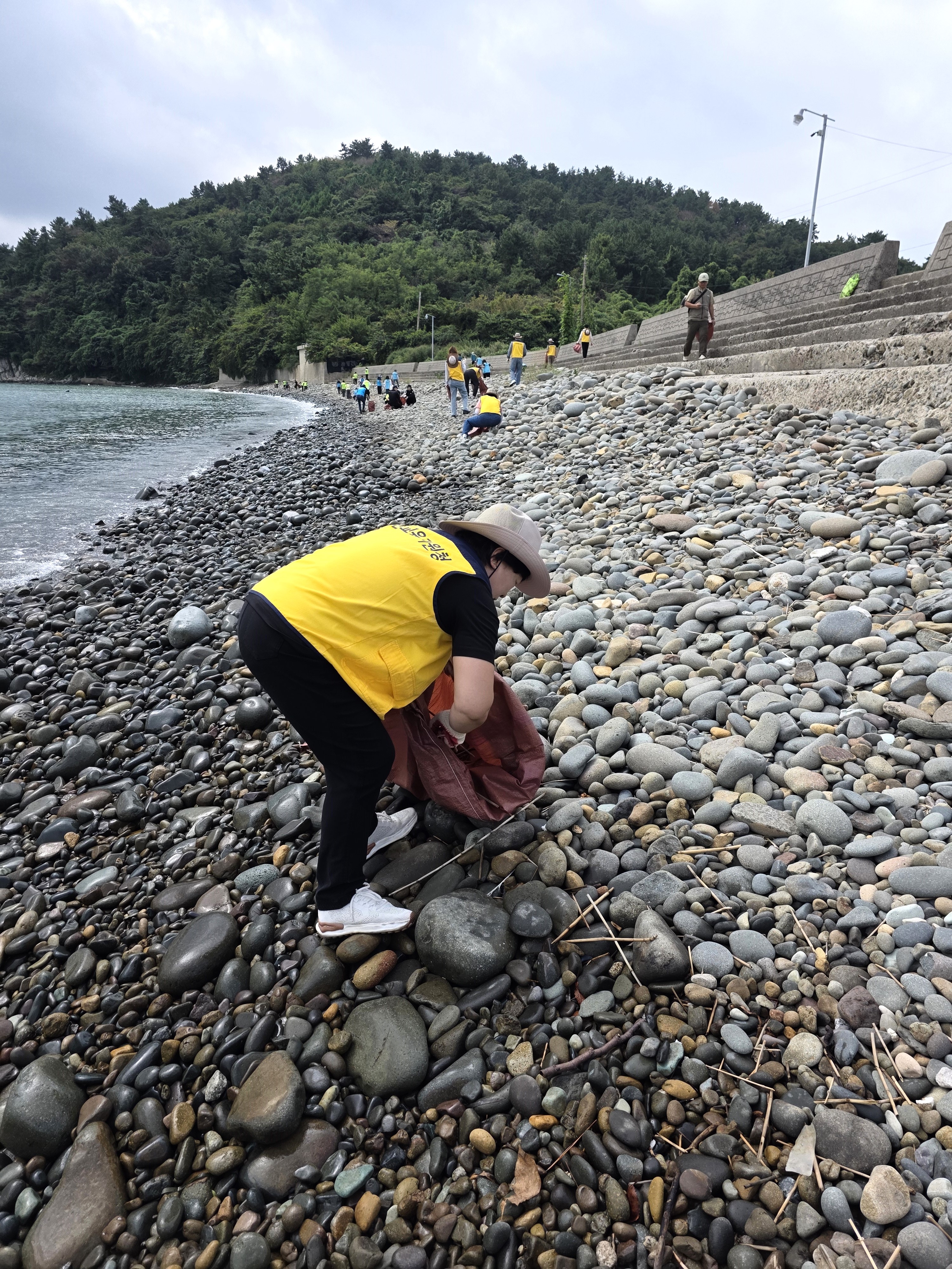 사천교육지원청, 신수도 해안가 환경정화 봉사활동 펼쳐 - 관련이미지2