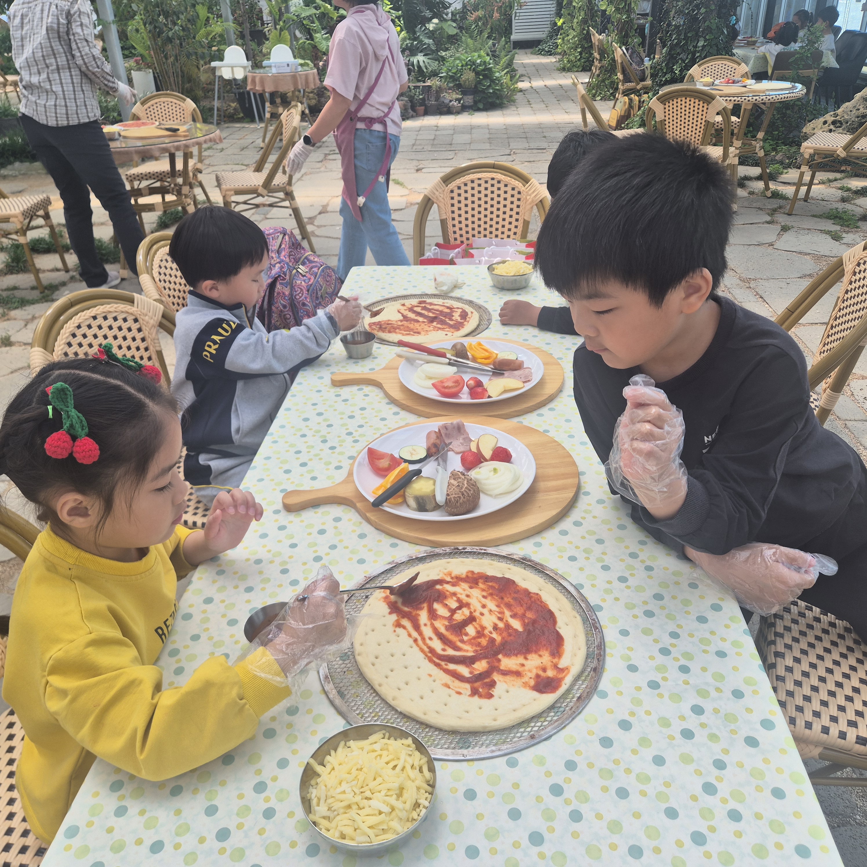서진초등학교병설유치원, “달콤한 딸기 향 가득, 꼬마 요리사들의 봄나들이” - 관련이미지2