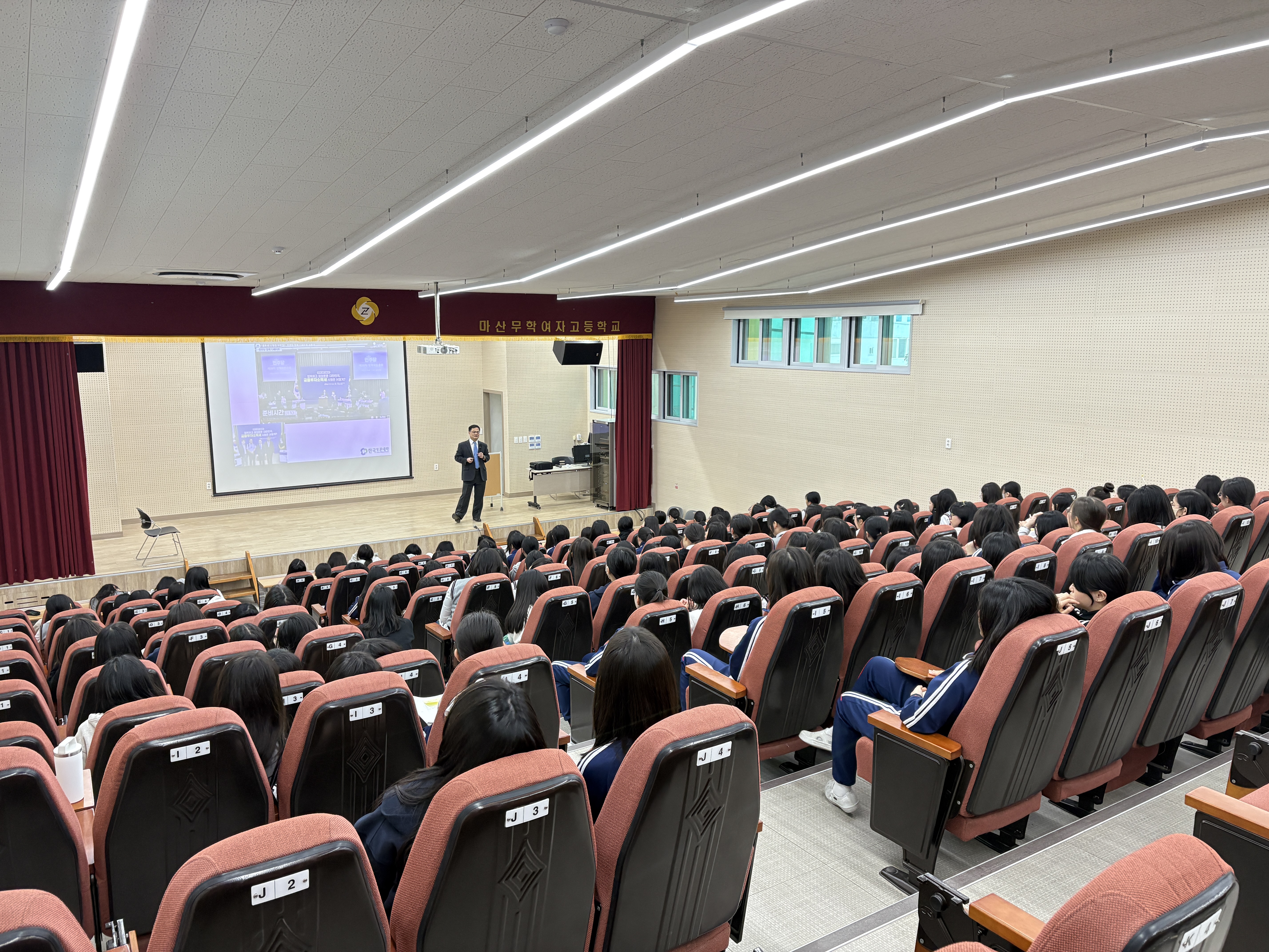 학생 주도 토론으로 미래역량 키운다… 마산무학여중, 제8회 디베이트 특강 운영 - 관련이미지2