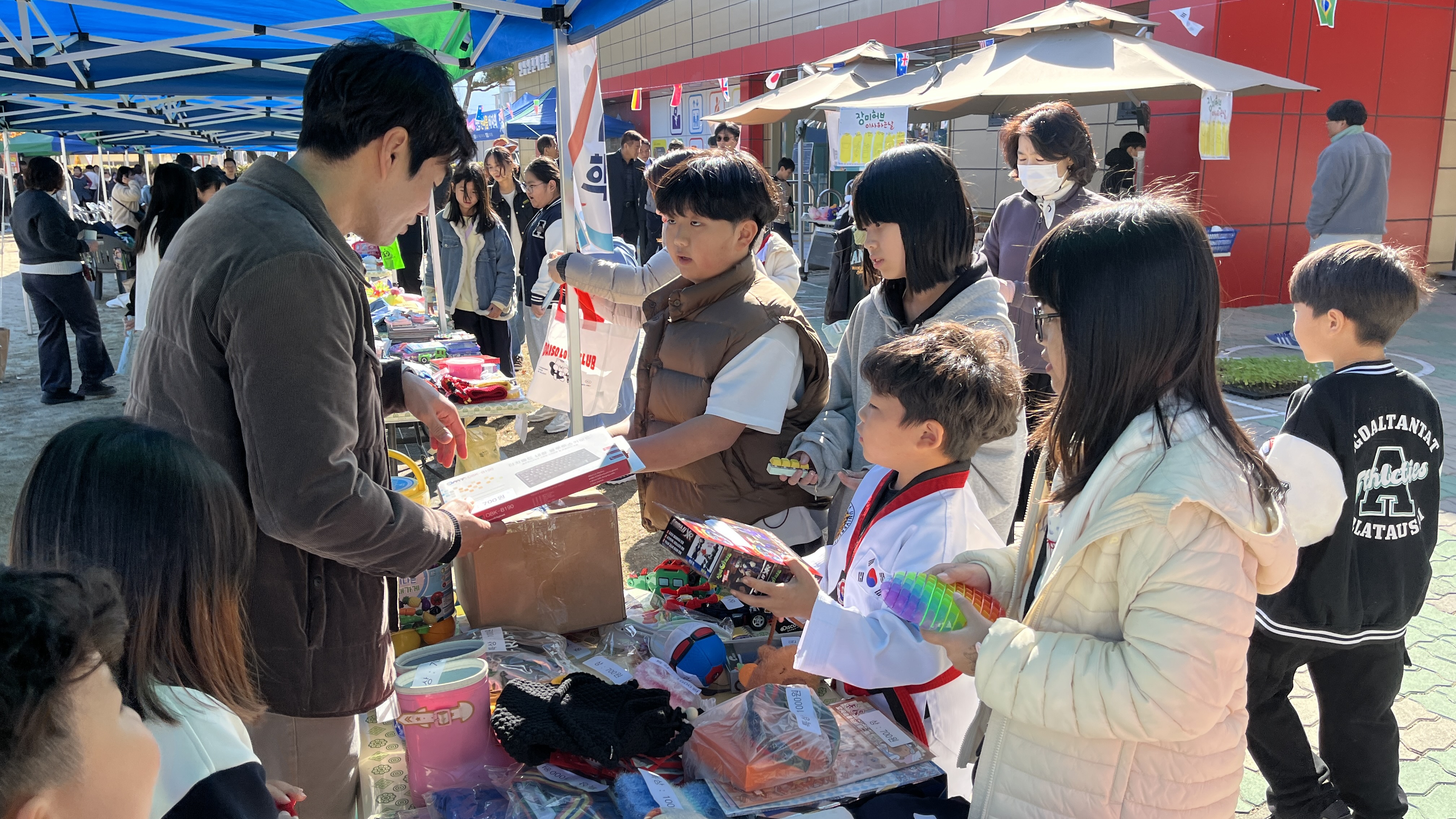 안의초,바자회를 통해 나눔의 가치를 꽃피우다 - 관련이미지3