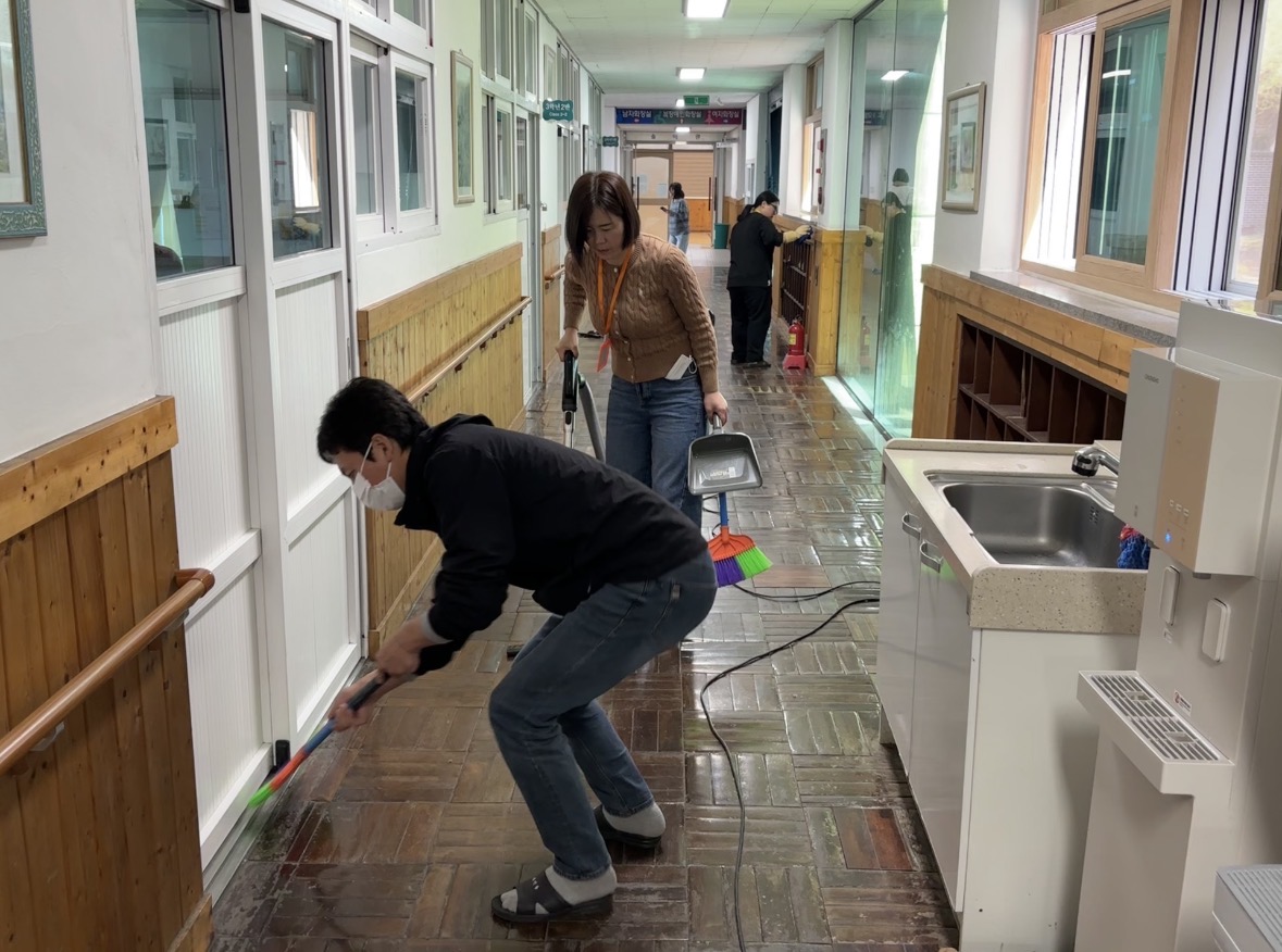 창원대산중학교, 학부모 참여로 더욱 깨끗해진 학교 - 관련이미지2