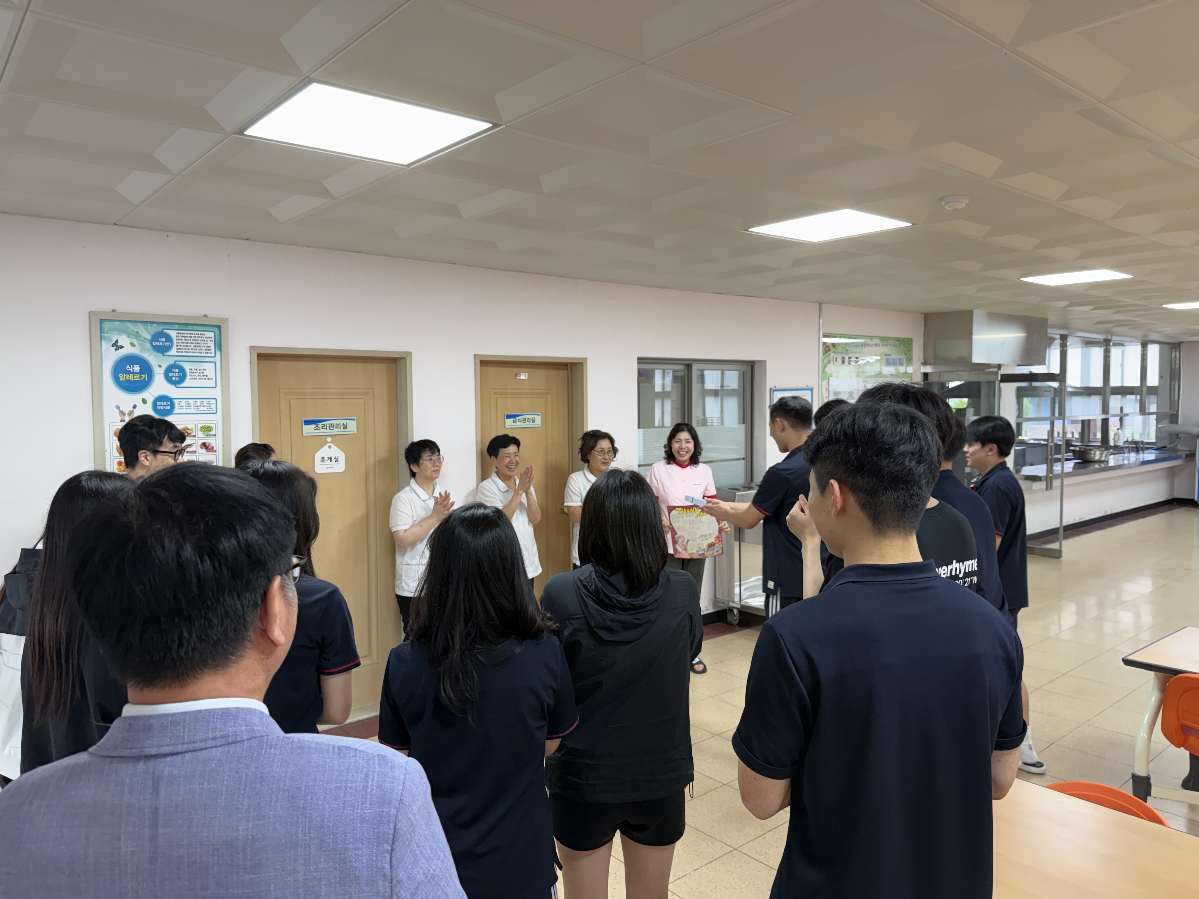 따뜻한 급식에 따뜻한 감사… 삼천포중앙고 학생회, 급식소 조리사님들께 마음 전해 - 전교생의 감사 마음 담은 롤링페이퍼와 아트워크 전달 - - 관련이미지2