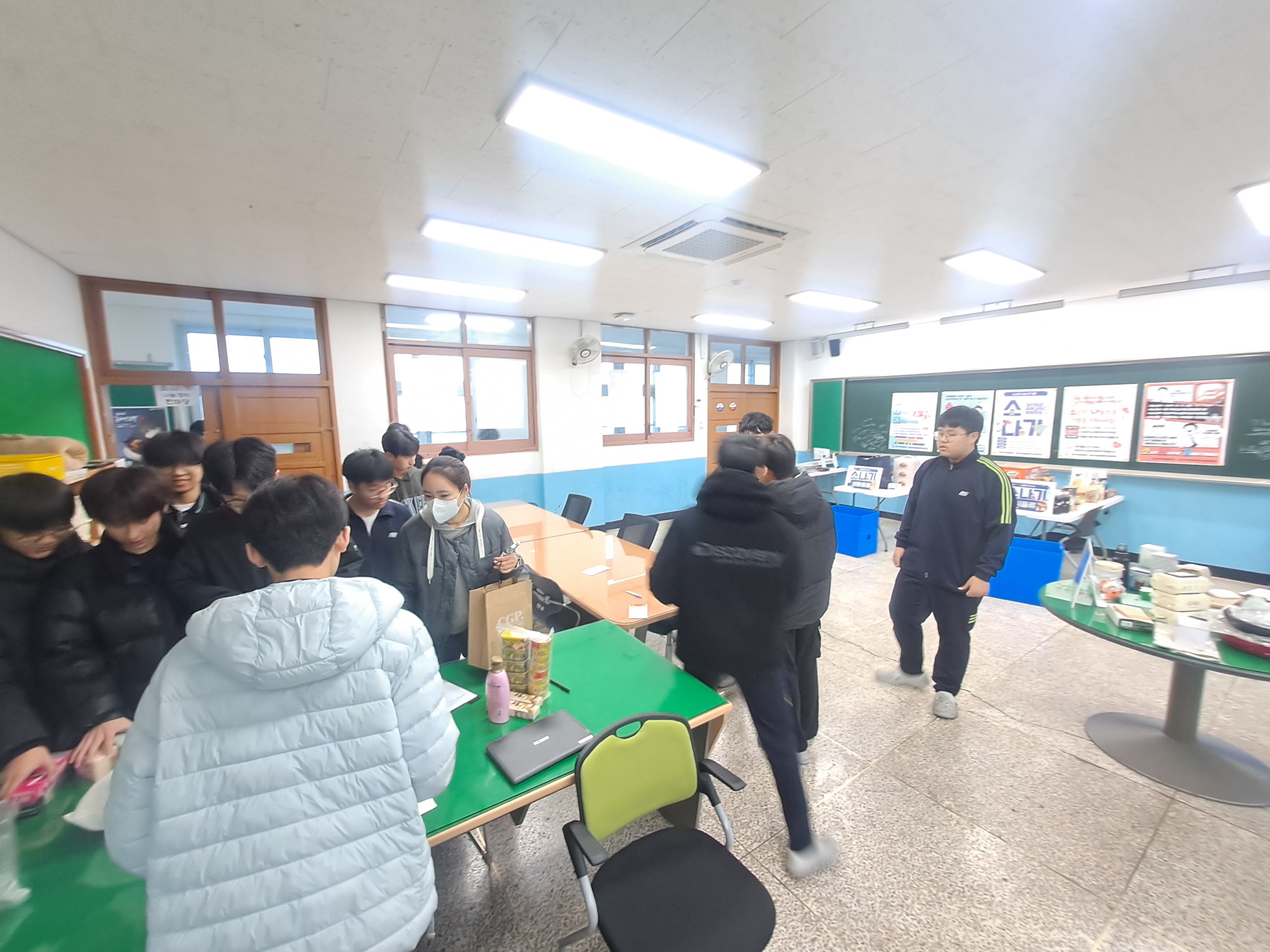 소소한 나눔 큰 기쁨, 마산중앙중학교 학생자치회 ‘소나기 나눔장터’ 운영 - 관련이미지2