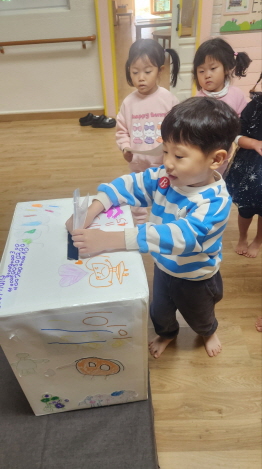 창원한별유치원, 봉림동 행정복지센터에 이웃돕기 성금 전달 - 관련이미지2