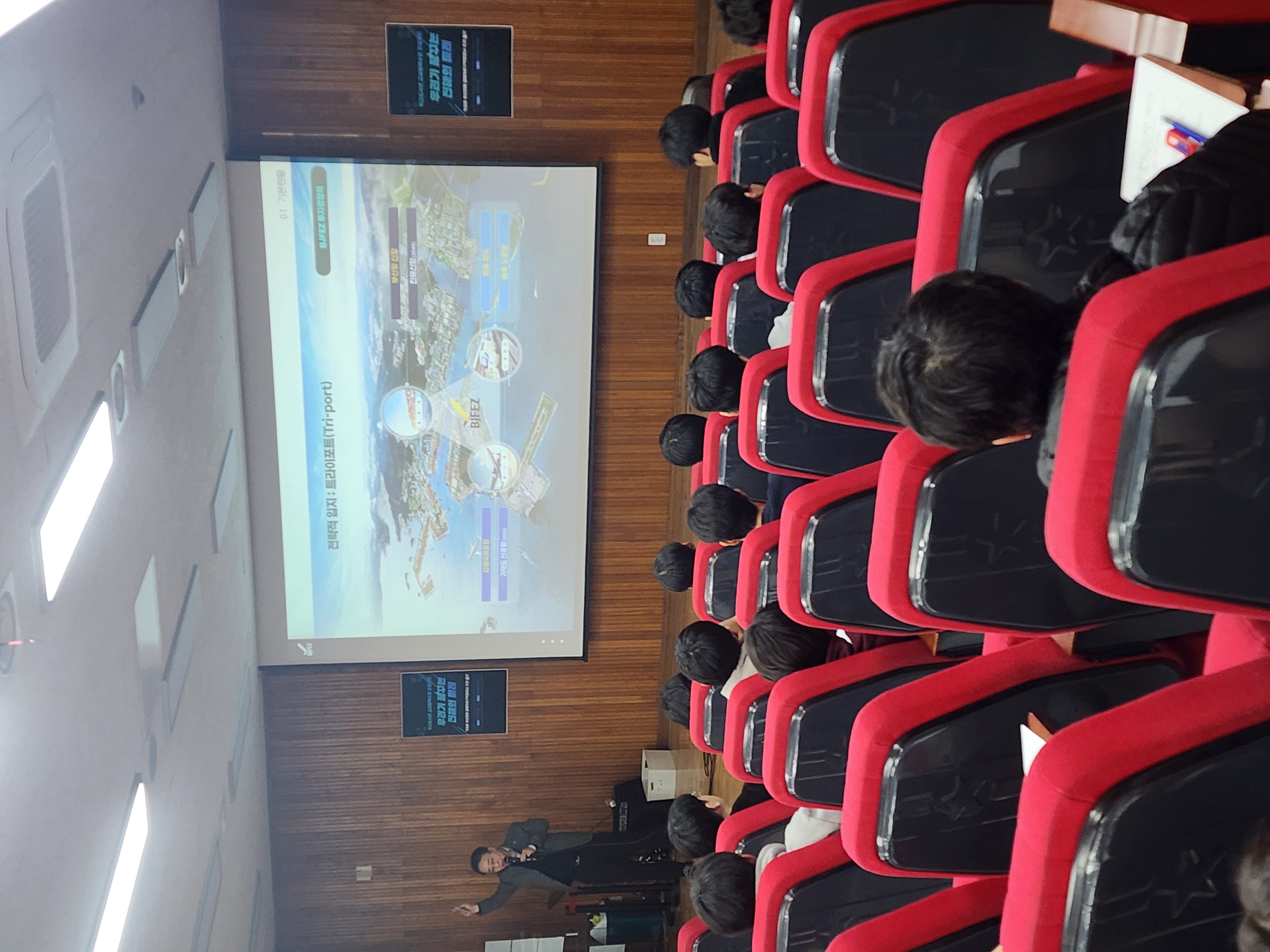 책과 AI가 만났다… 용원중, 꿈꾸는 진해 직접 디자인한 후 부산진해자유구역청장 특강으로 마무리하다 - 관련이미지2