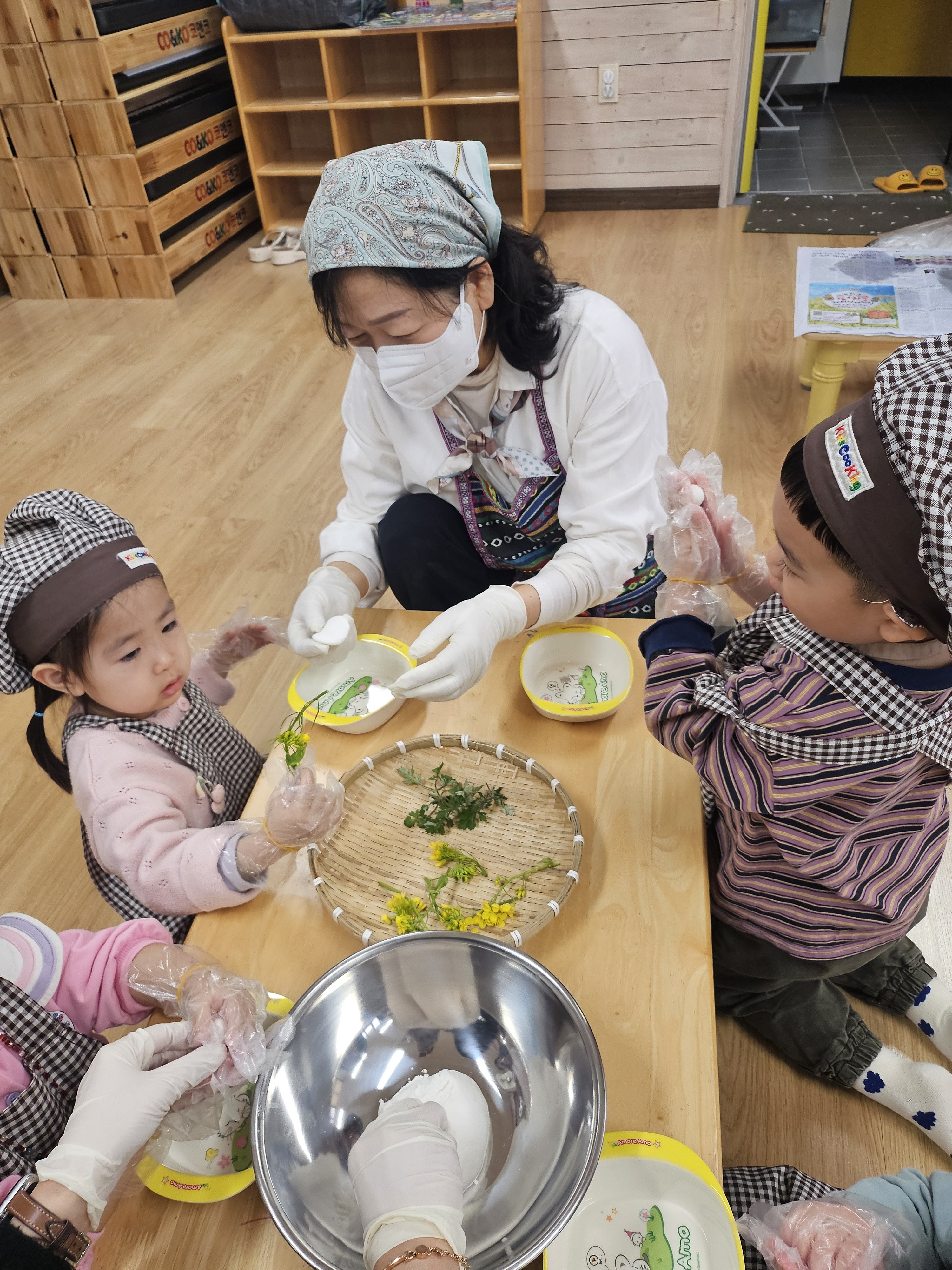 창녕유치원, 텃밭놀이로 알아가는 생태교육 (텃밭에서 체험하는 사계절 오감 놀이(봄)-원장선생님과 함께하는 화전 만들기) - 관련이미지1