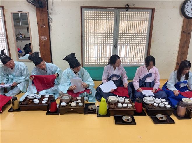 양산여고, 지역사회와 연계한 전문적 학습공동체 활동 ＇다도 체험 프로그램＇ 성료 - 관련이미지2