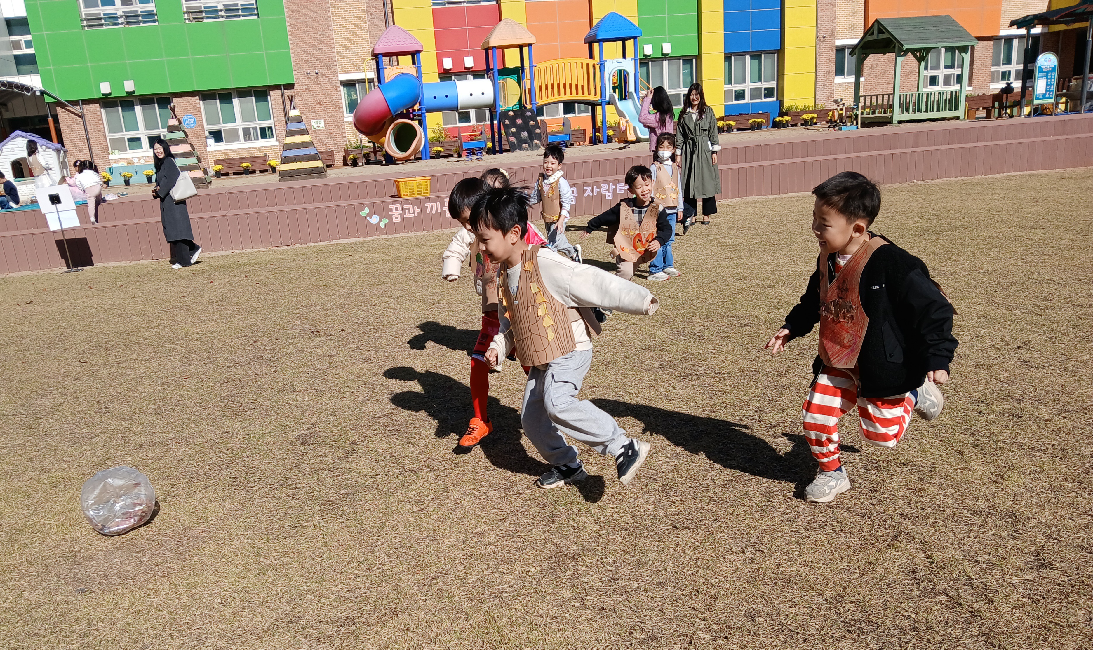 창원진달래유치원, ‘자연과 함께하는 생태놀이’로 행복학교 수업 나눔 실시 - 행복학교 2년차 학교공개의 날 운영 -  - 관련이미지1