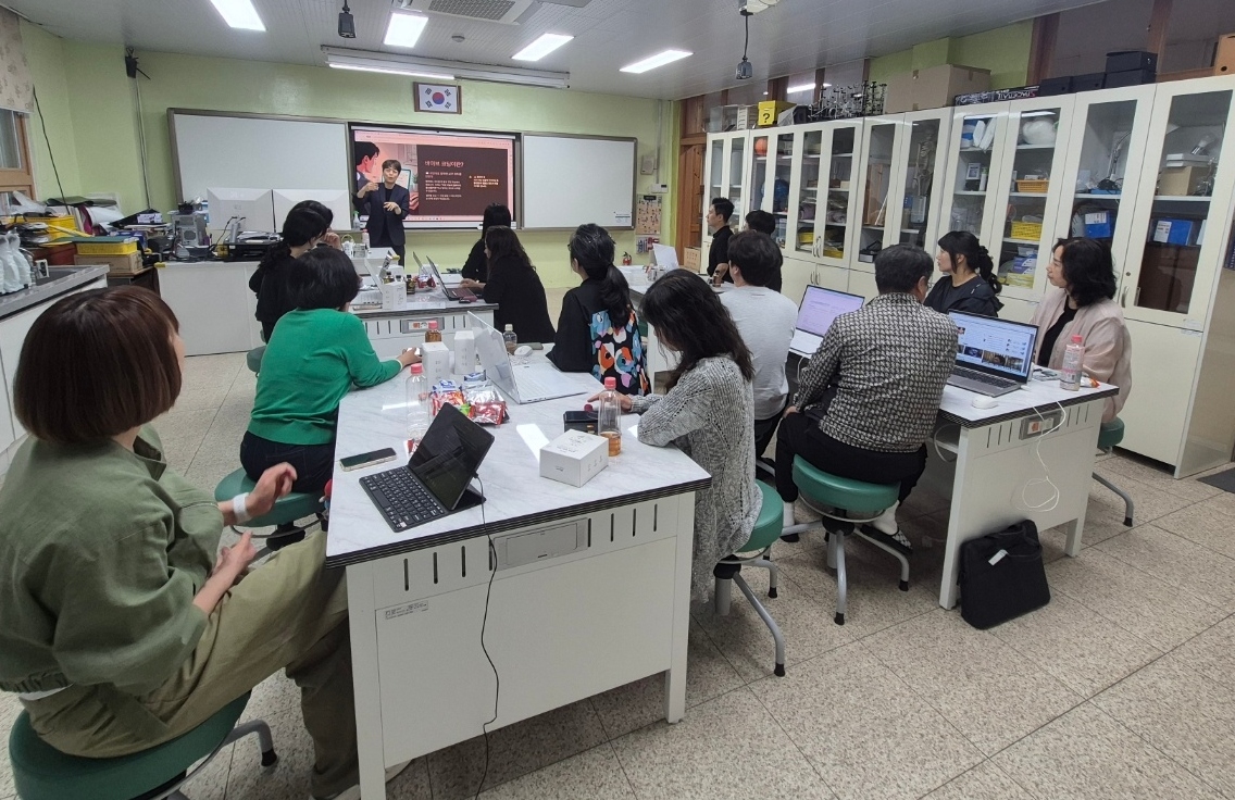 AI와 디지털로 여는 미래교실, 야로초 「2026. 학교현장맞춤형 디지털 기반 교육혁신 직무연수 운영학교」 운영 - 관련이미지3