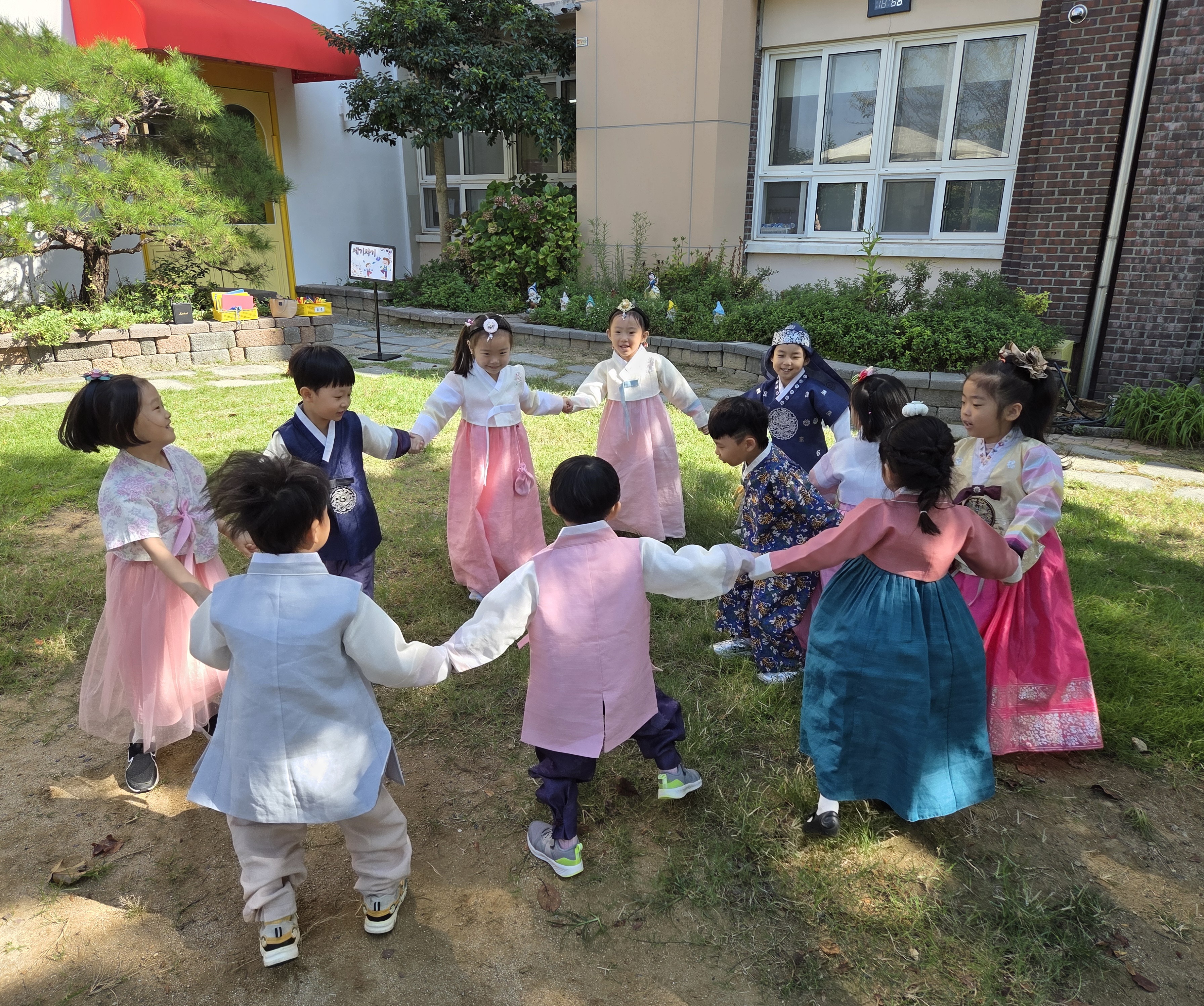 토월유치원, "추석맞이 얼쑤 전통놀이 한마당" - 관련이미지1