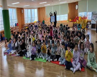 창원한별유치원, 봉림동 행정복지센터에 이웃돕기 성금 전달 - 관련이미지1
