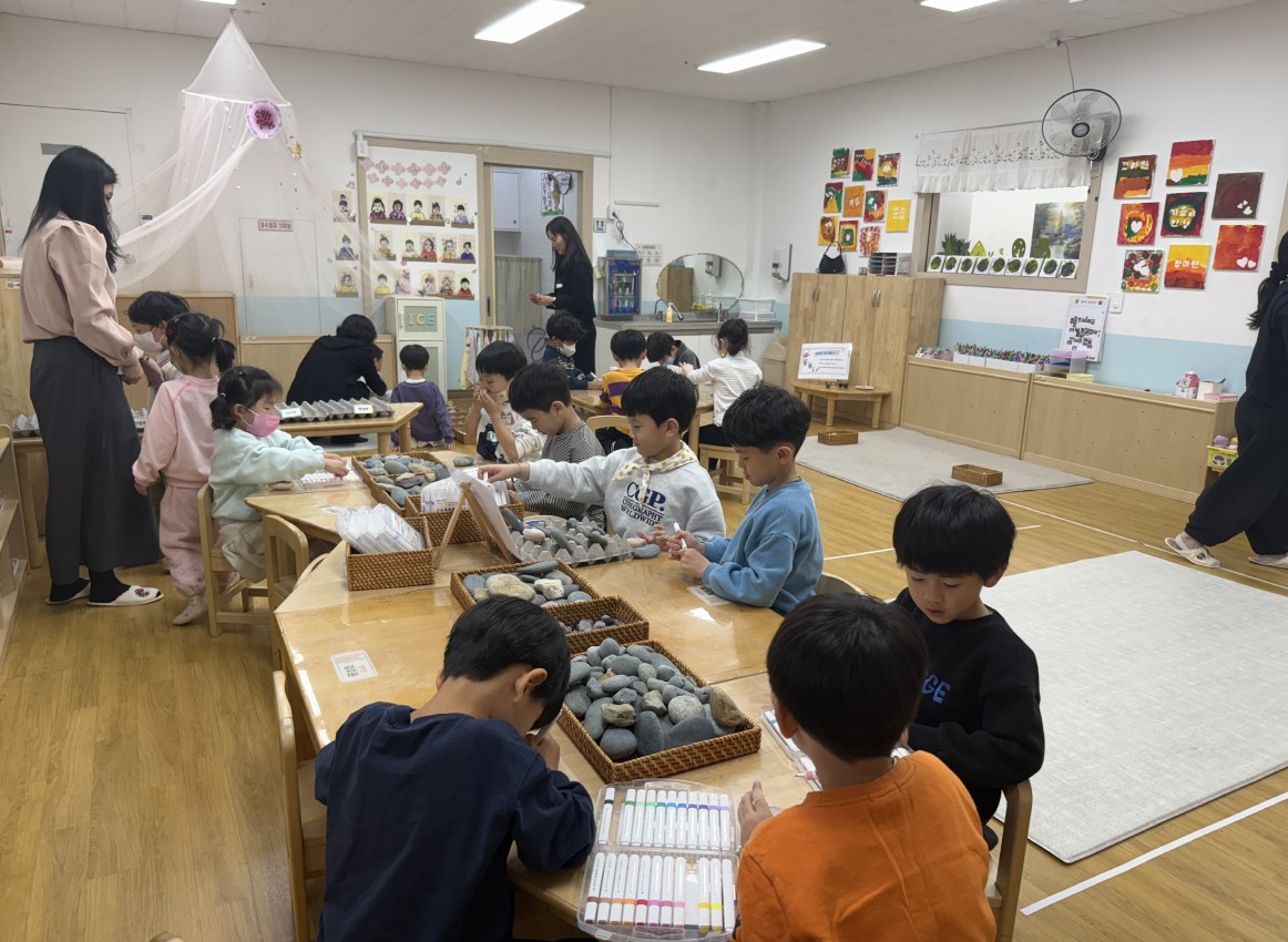 김해율하유치원, ‘행복학교 공개의 날’수업나눔  자연물과 함께하는‘놀이의 날’ - 관련이미지2