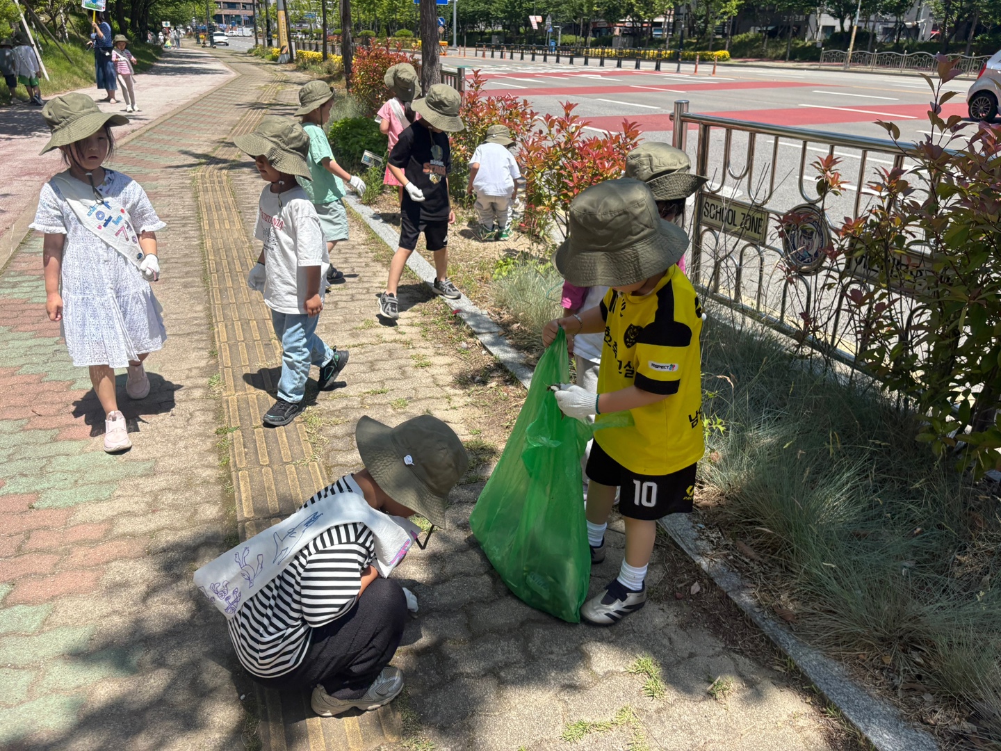 가촌초병설유치원, 환경의 날 캠페인 실시 - 관련이미지1