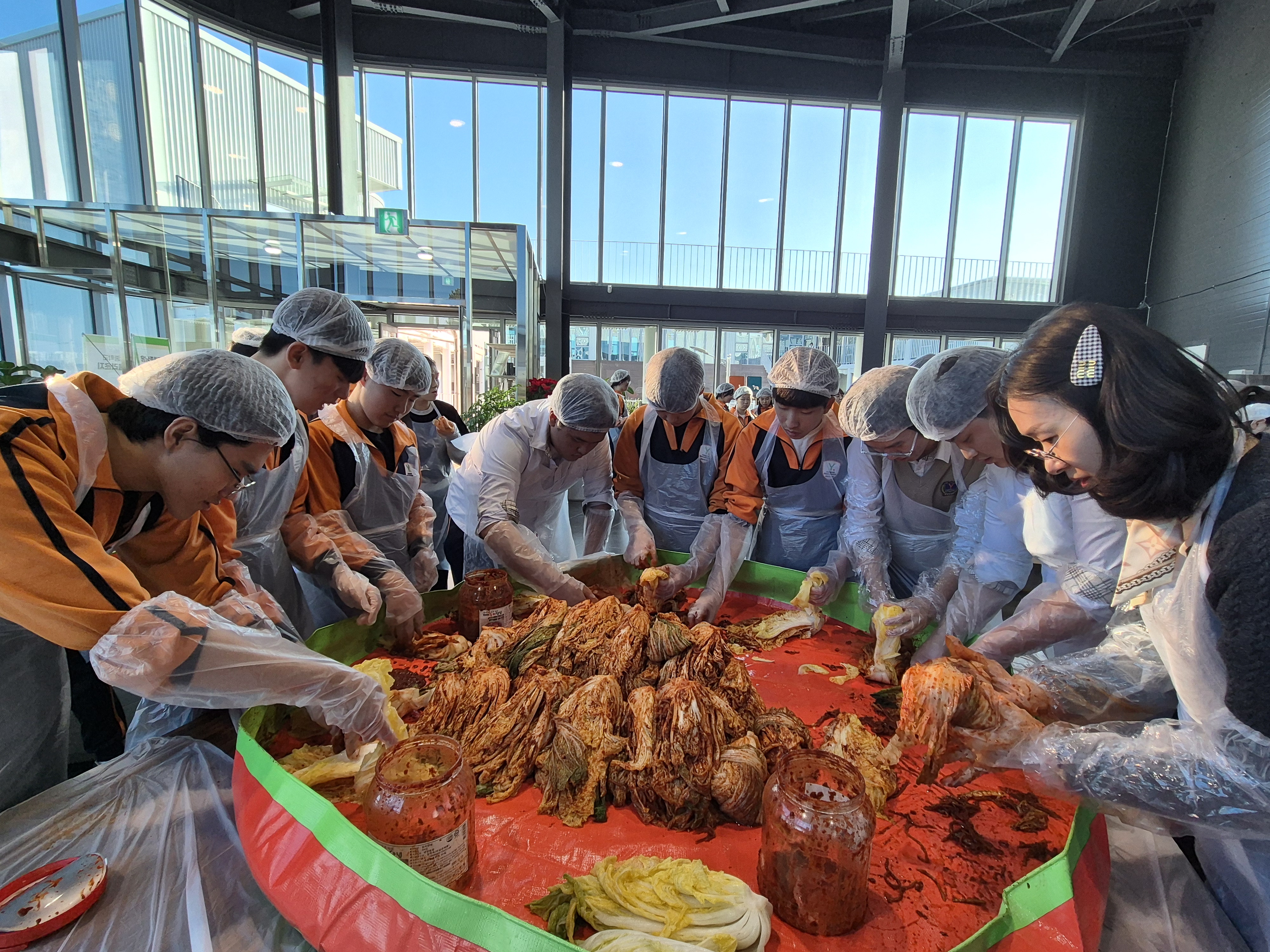 용남중, 김장 체험 넘어 나눔으로 잇다 - 관련이미지3