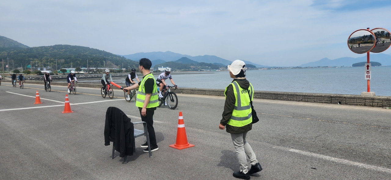 남해교육지원청, 보물섬 자전거대축전서 봉사활동 실시 - 관련이미지2