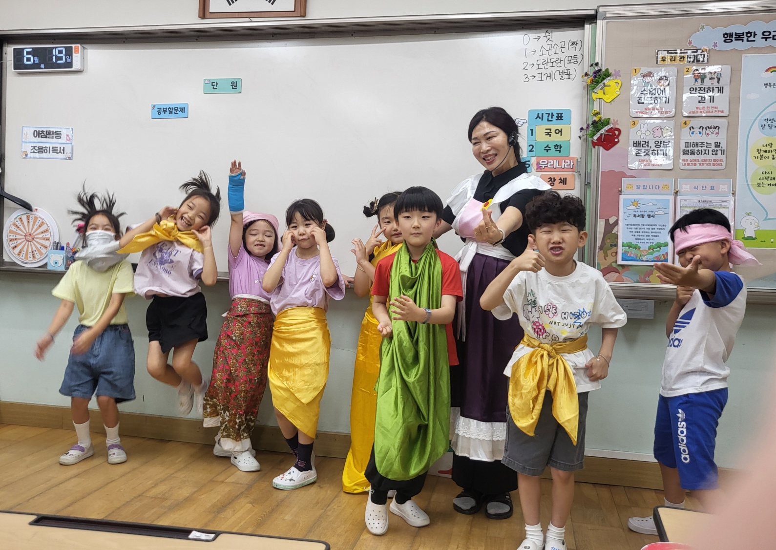 성산초, 책이랑 놀아요 - 동화구연가와 함께하는 책놀이 활동 진행 - 관련이미지1