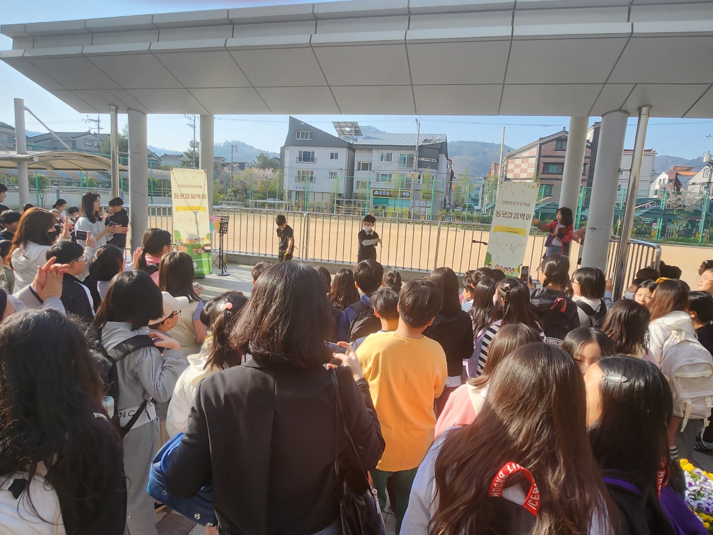 진영중앙초, 등굣길 음악회 열어 즐거운 발걸음 - 관련이미지2