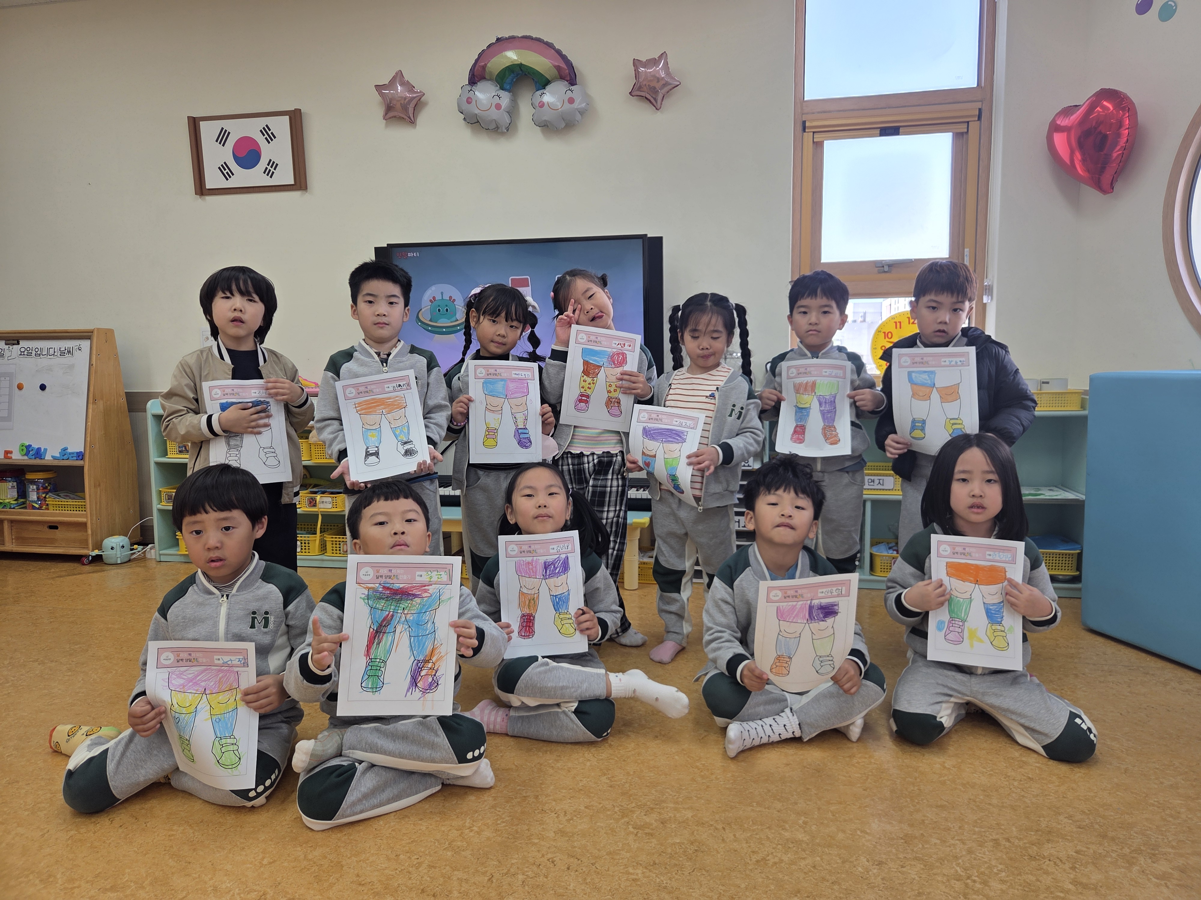 진주유치원, 달라도 짝이 되는 ‵달짝양말 DAY′ 실시! - 관련이미지3