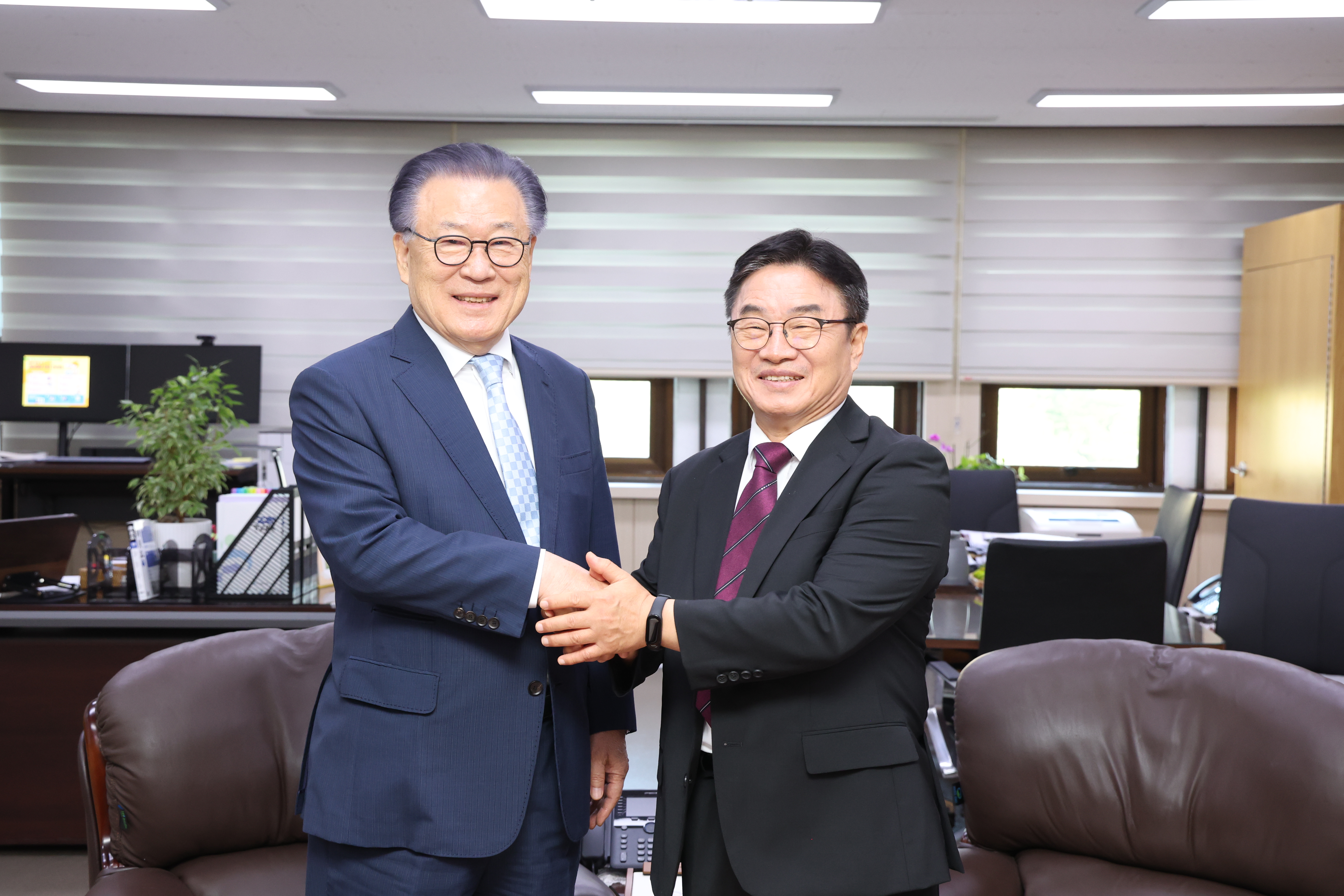 권순기 교육감·고영진 전 교육감, 경남교육 발전 위해 머리 맞대 - 관련이미지1