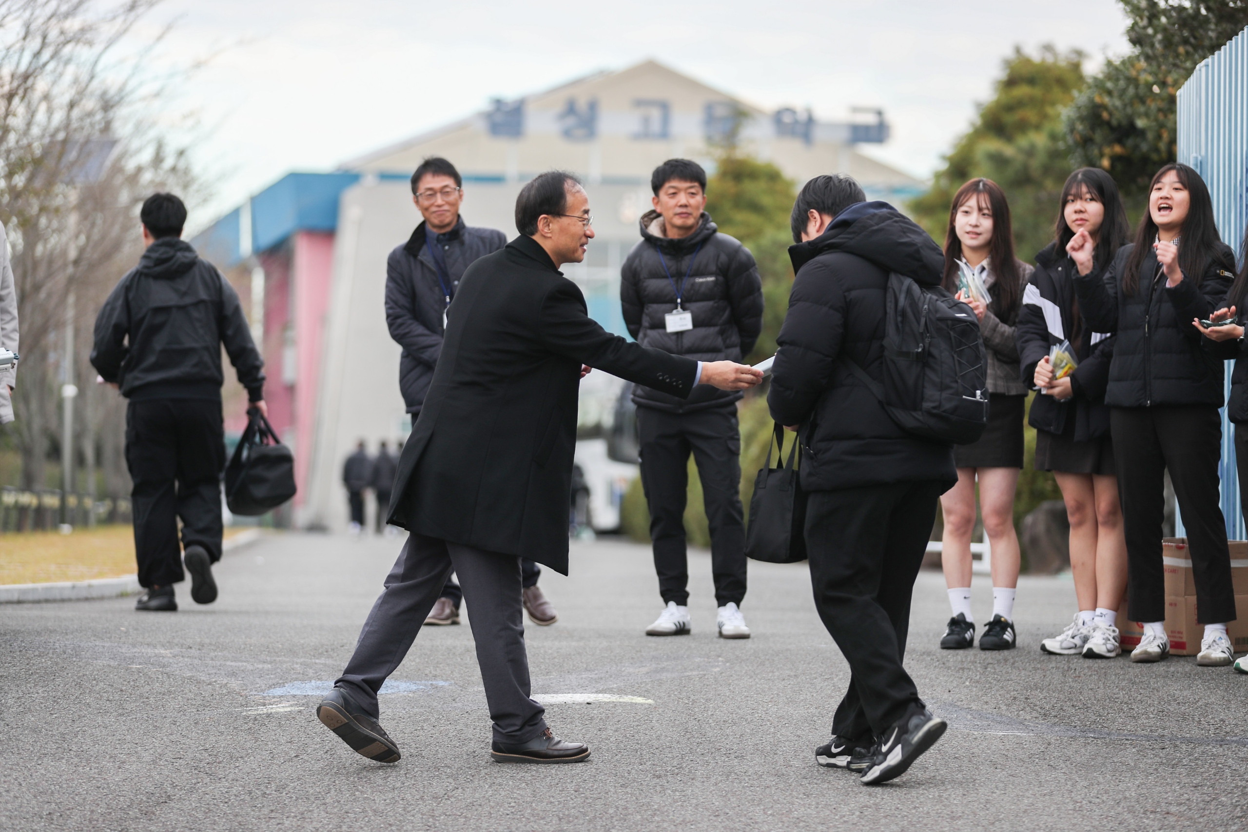 고성교육지원청, 지역사회와 함께 수능 수험생 응원・격려 활동 펼쳐 - 관련이미지1